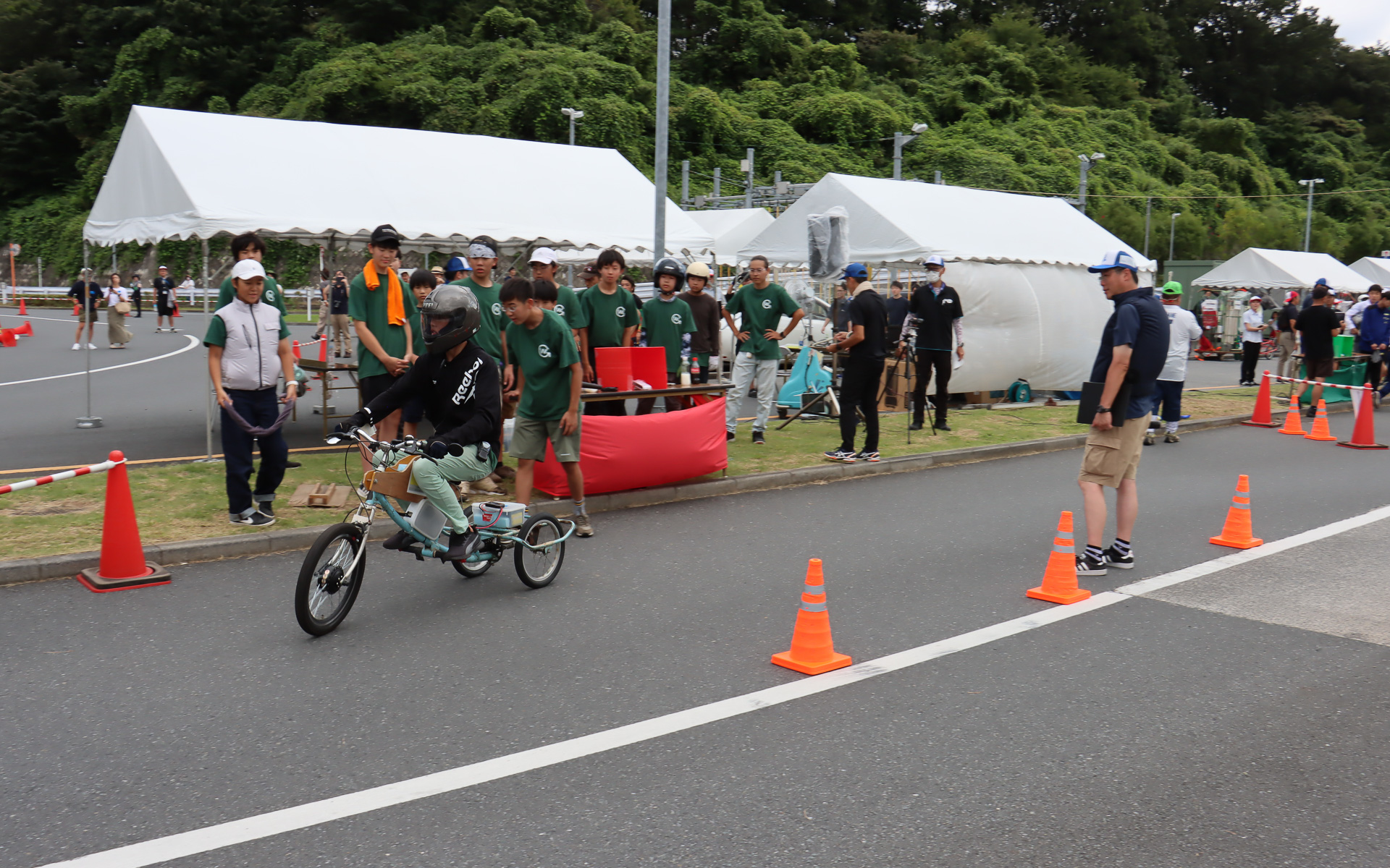競技のスタートシーン。と言っても4チームが同時にコースインすることはなく、コース前方側のチームの車両が1周走り切ってドライバー交代を終えたあと、少し間を開けて走り出す独自性のあるスタイルを採用している