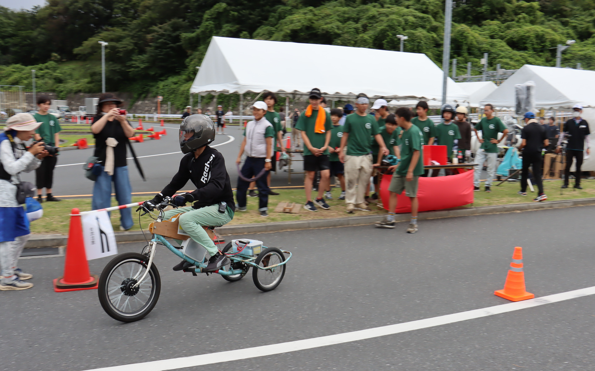 競技のスタートシーン。と言っても4チームが同時にコースインすることはなく、コース前方側のチームの車両が1周走り切ってドライバー交代を終えたあと、少し間を開けて走り出す独自性のあるスタイルを採用している