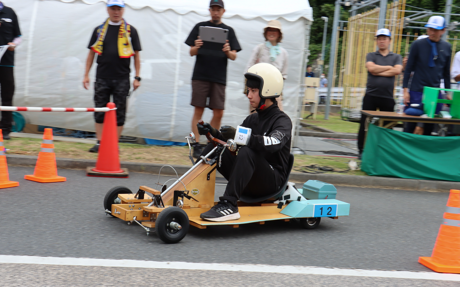 競技のスタートシーン。と言っても4チームが同時にコースインすることはなく、コース前方側のチームの車両が1周走り切ってドライバー交代を終えたあと、少し間を開けて走り出す独自性のあるスタイルを採用している