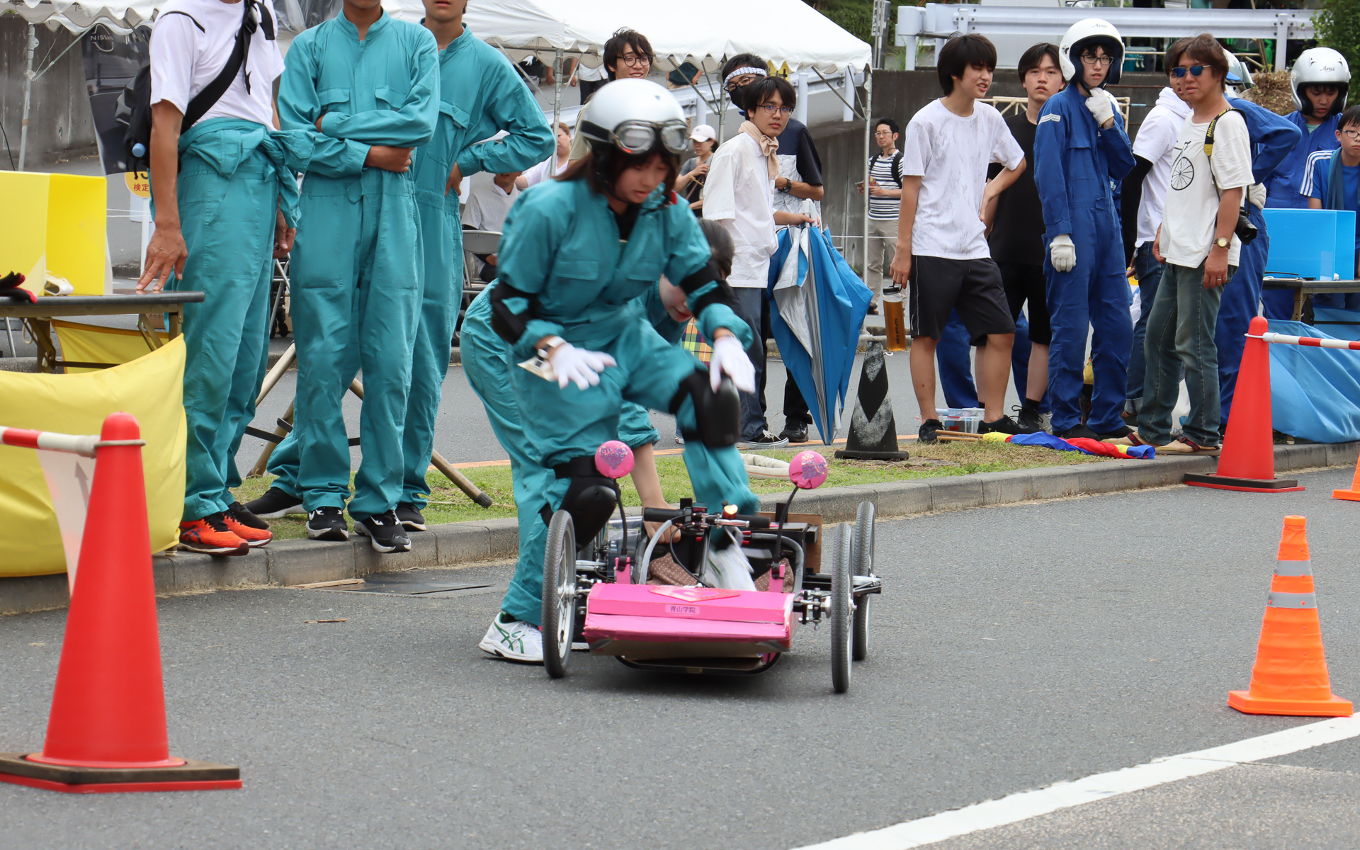 競技のスタートシーン。と言っても4チームが同時にコースインすることはなく、コース前方側のチームの車両が1周走り切ってドライバー交代を終えたあと、少し間を開けて走り出す独自性のあるスタイルを採用している