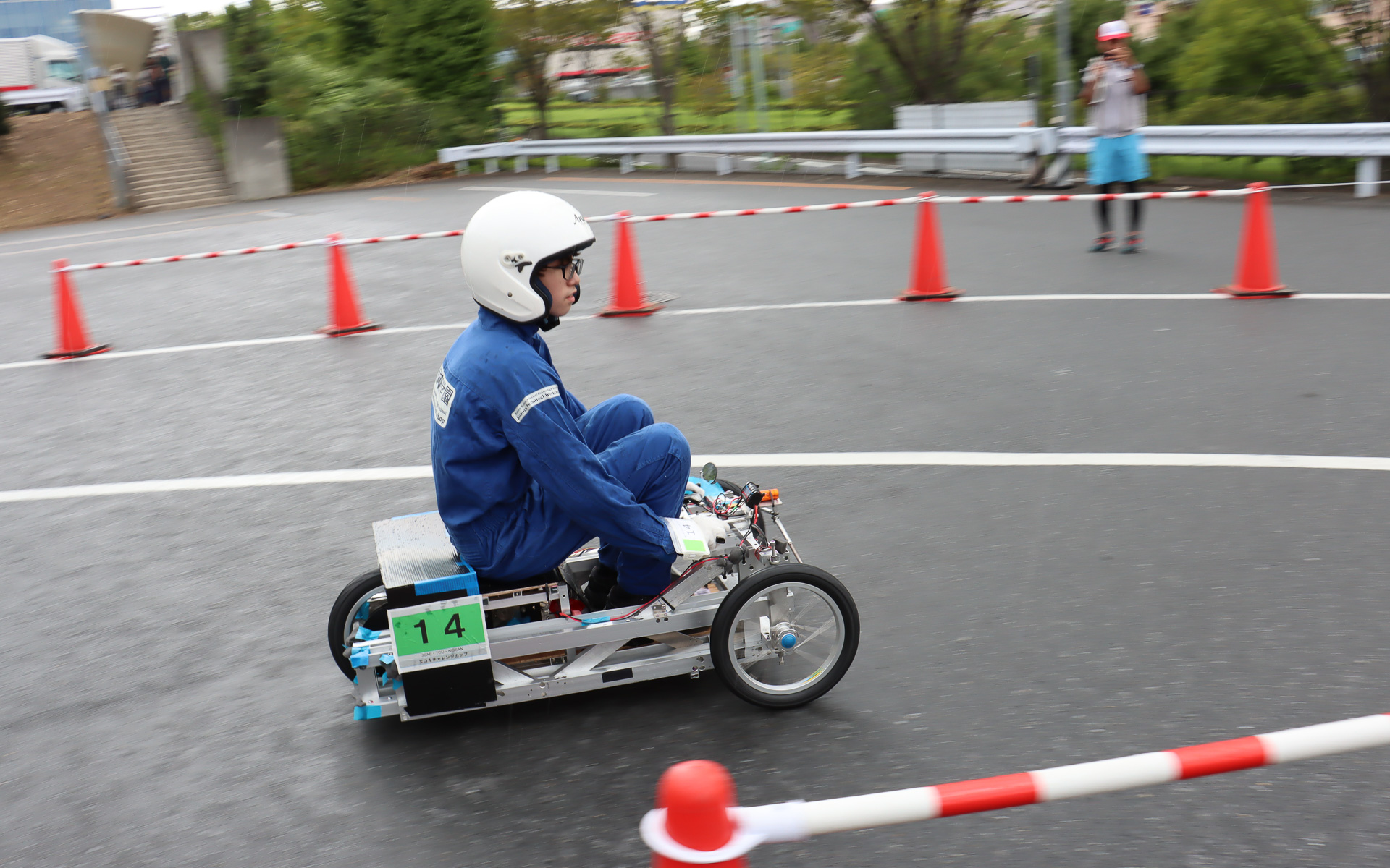 学生たちが手作りした3輪、4輪のBEVで競技を実施。完走が目標というようなゆっくりペースからコーナーでも軽快に駆け抜けていく車両など、走行スタイルにはかなりバラツキがあった