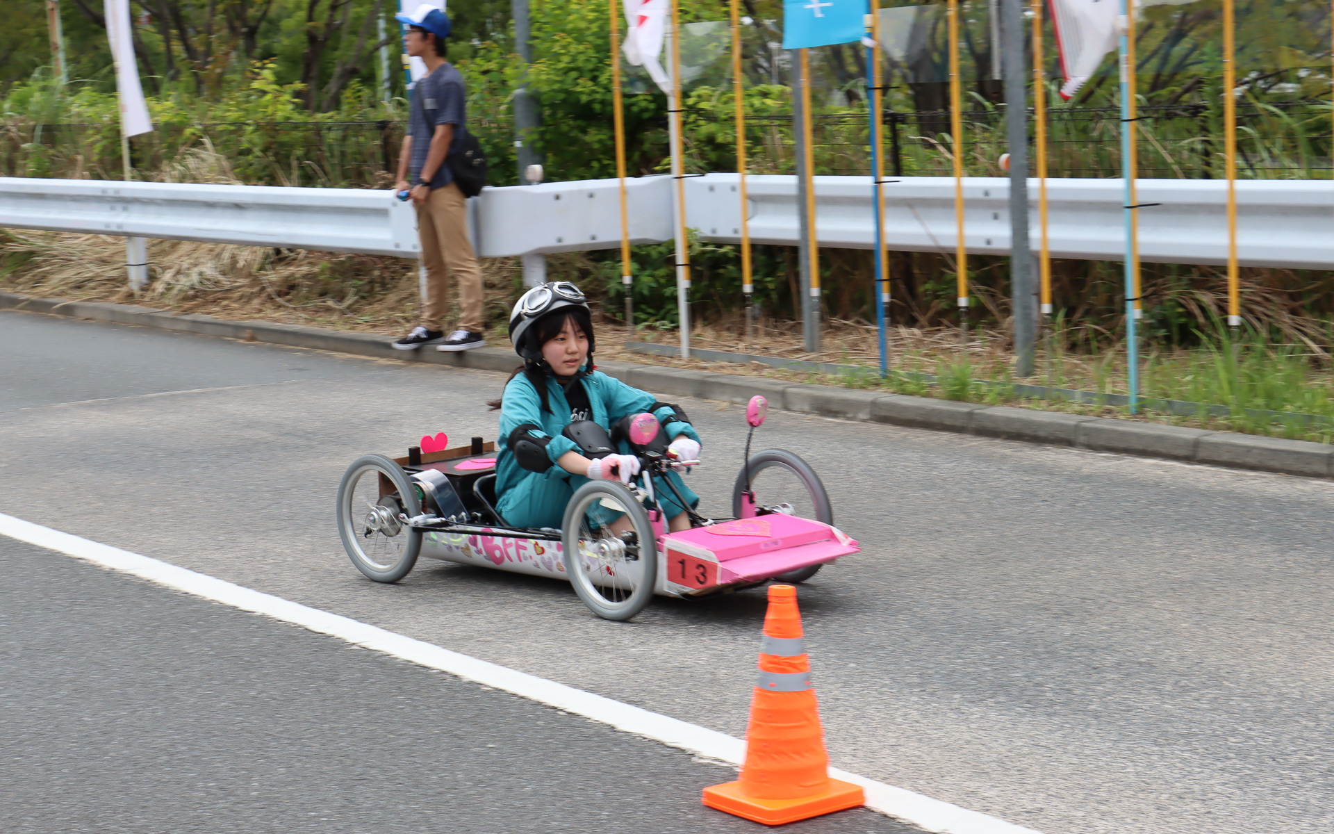 学生たちが手作りした3輪、4輪のBEVで競技を実施。完走が目標というようなゆっくりペースからコーナーでも軽快に駆け抜けていく車両など、走行スタイルにはかなりバラツキがあった