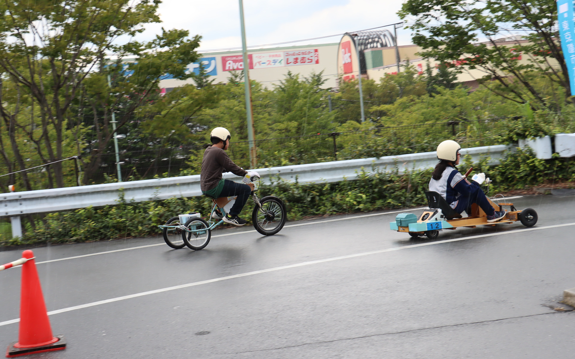 学生たちが手作りした3輪、4輪のBEVで競技を実施。完走が目標というようなゆっくりペースからコーナーでも軽快に駆け抜けていく車両など、走行スタイルにはかなりバラツキがあった