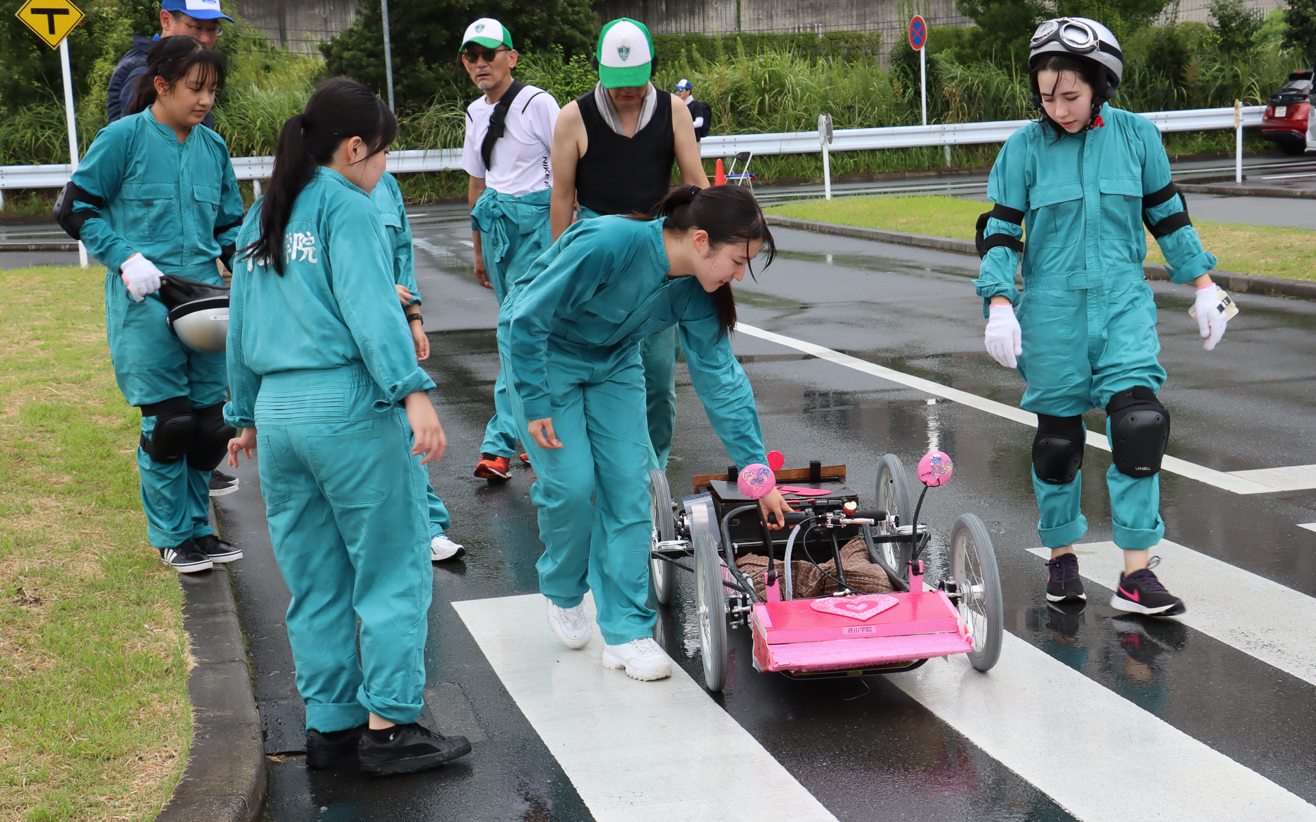 大会当日は午後の部で20分ほどゲリラ豪雨に見舞われる時間帯があり、このタイミングでコースインしていた4チームのうち、3チームがコース上で車両が止まってリタイアになる不運もあった
