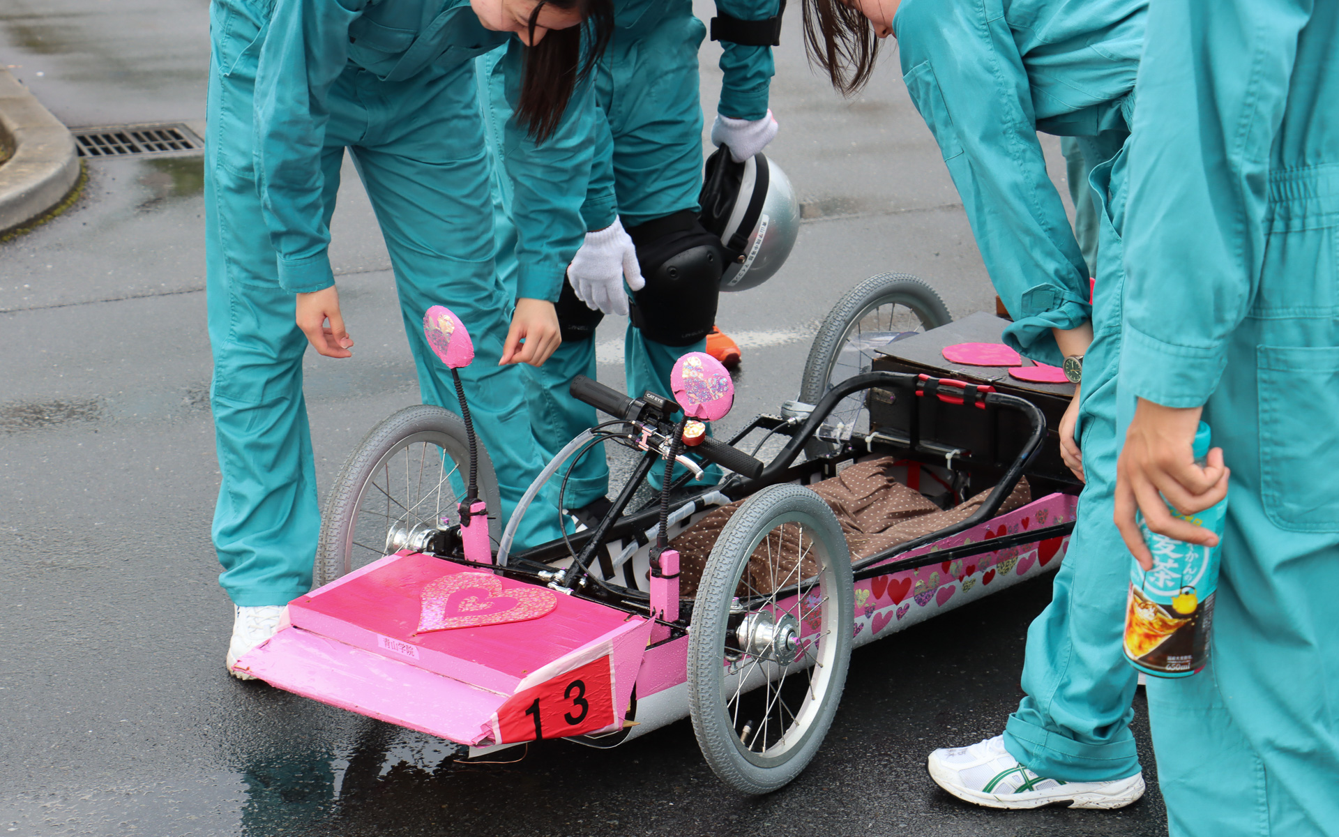 大会当日は午後の部で20分ほどゲリラ豪雨に見舞われる時間帯があり、このタイミングでコースインしていた4チームのうち、3チームがコース上で車両が止まってリタイアになる不運もあった