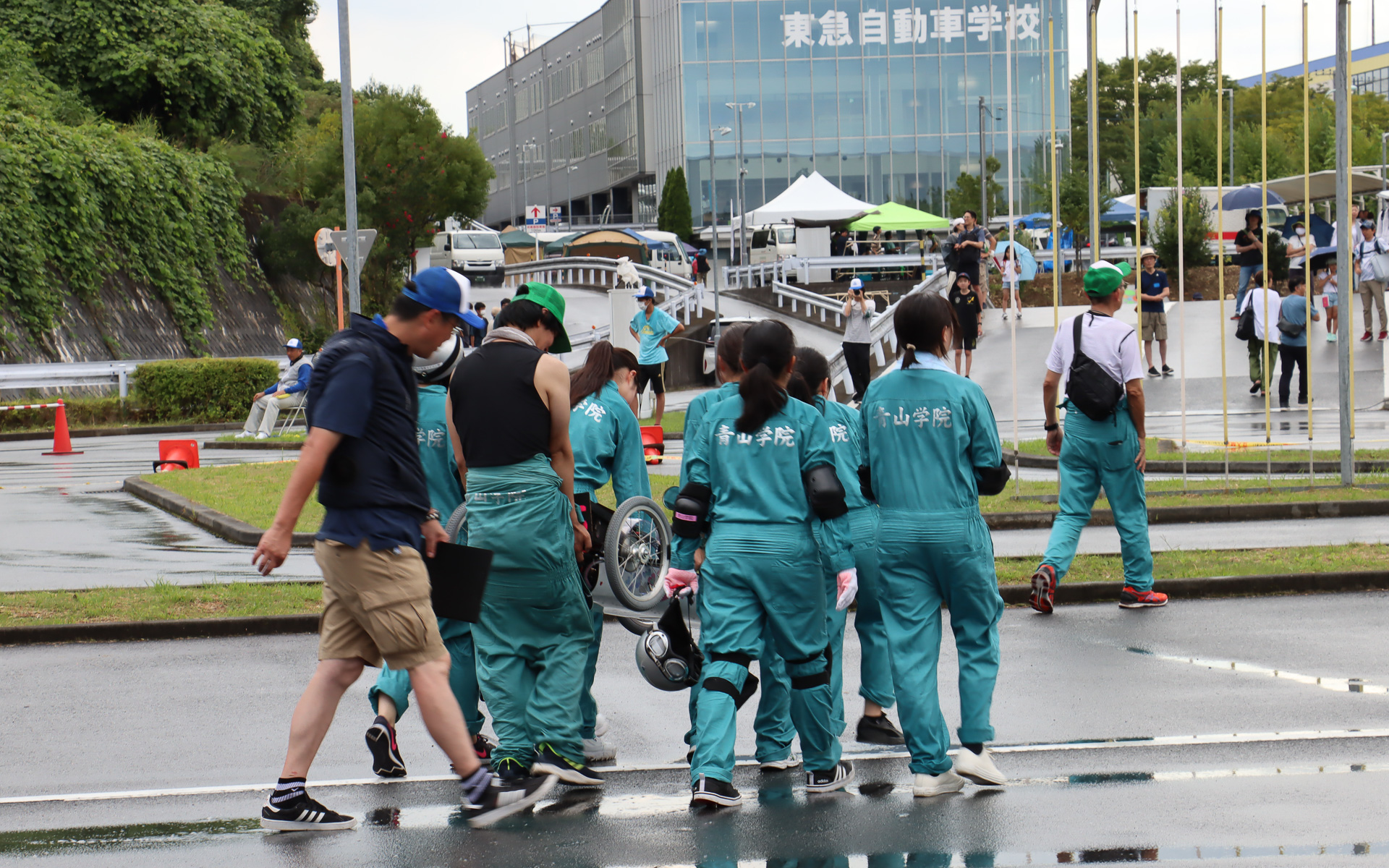 大会当日は午後の部で20分ほどゲリラ豪雨に見舞われる時間帯があり、このタイミングでコースインしていた4チームのうち、3チームがコース上で車両が止まってリタイアになる不運もあった