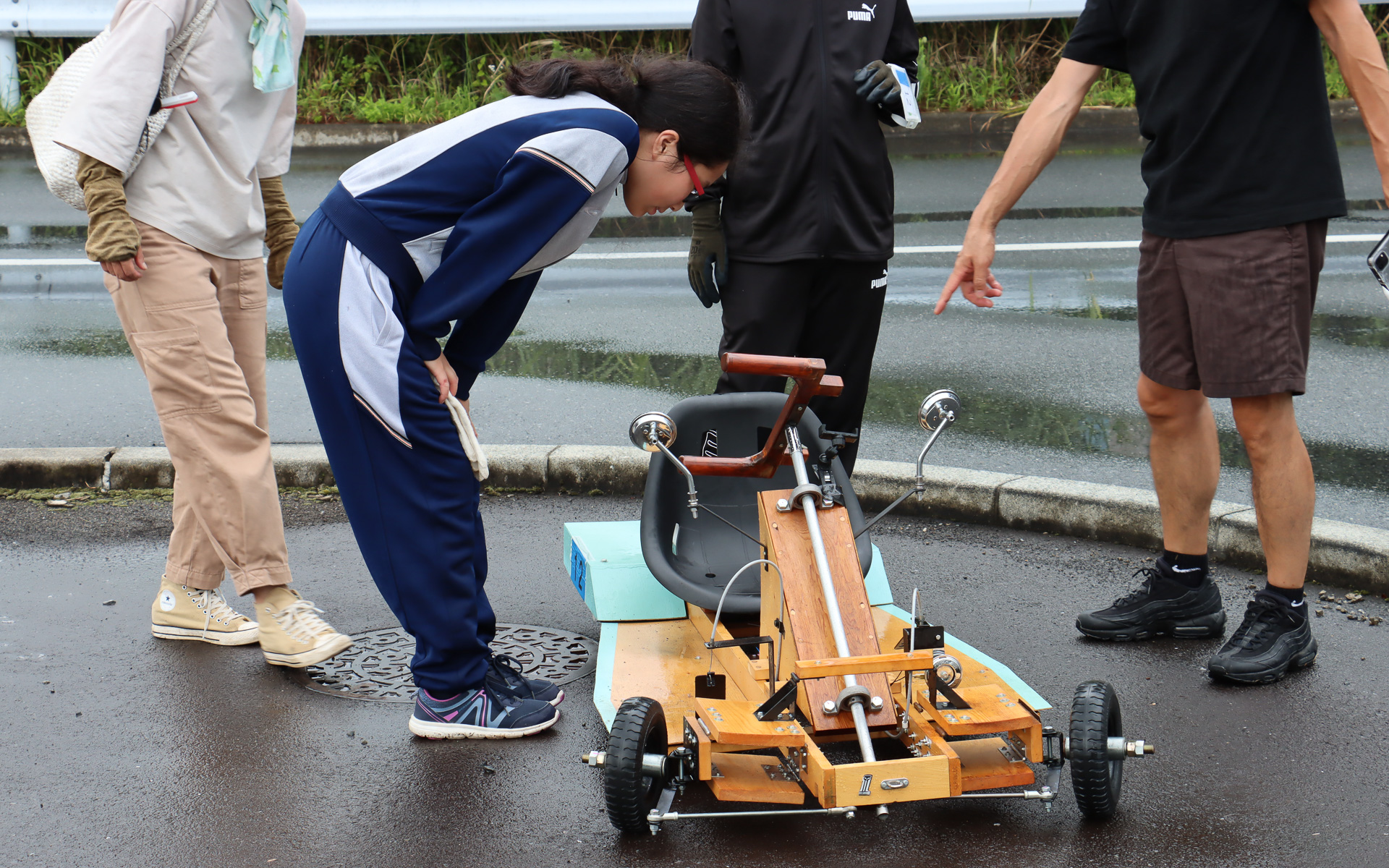 大会当日は午後の部で20分ほどゲリラ豪雨に見舞われる時間帯があり、このタイミングでコースインしていた4チームのうち、3チームがコース上で車両が止まってリタイアになる不運もあった