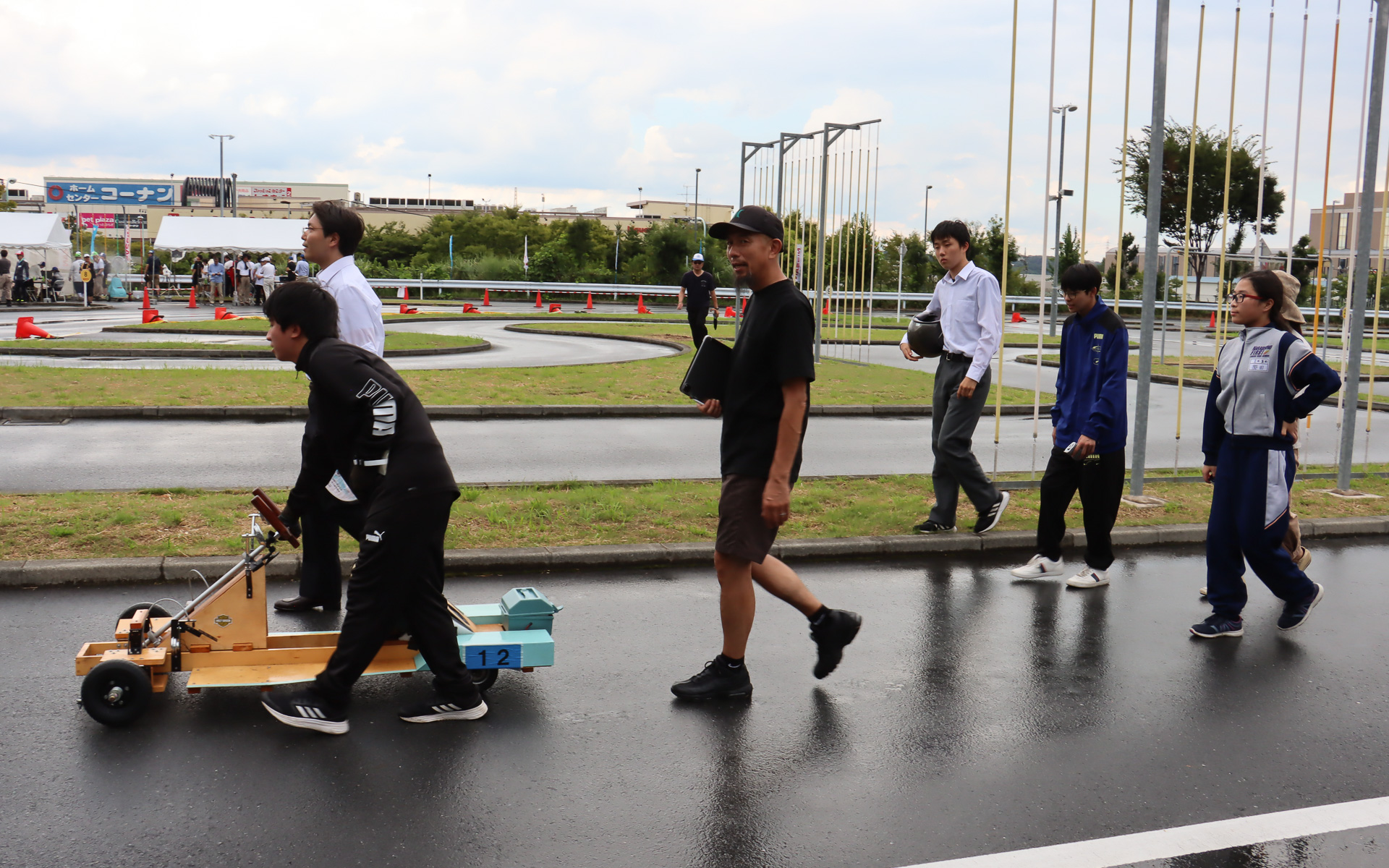 大会当日は午後の部で20分ほどゲリラ豪雨に見舞われる時間帯があり、このタイミングでコースインしていた4チームのうち、3チームがコース上で車両が止まってリタイアになる不運もあった