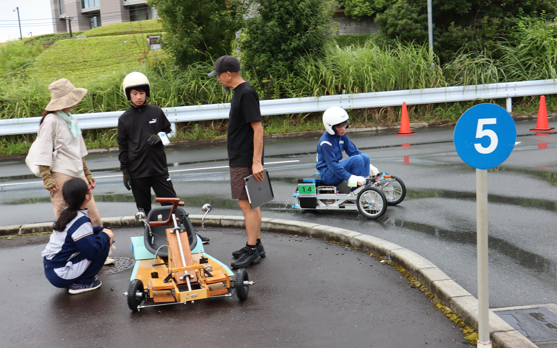 大会当日は午後の部で20分ほどゲリラ豪雨に見舞われる時間帯があり、このタイミングでコースインしていた4チームのうち、3チームがコース上で車両が止まってリタイアになる不運もあった
