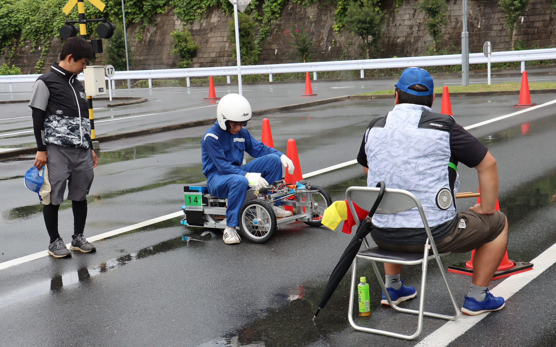 大会当日は午後の部で20分ほどゲリラ豪雨に見舞われる時間帯があり、このタイミングでコースインしていた4チームのうち、3チームがコース上で車両が止まってリタイアになる不運もあった