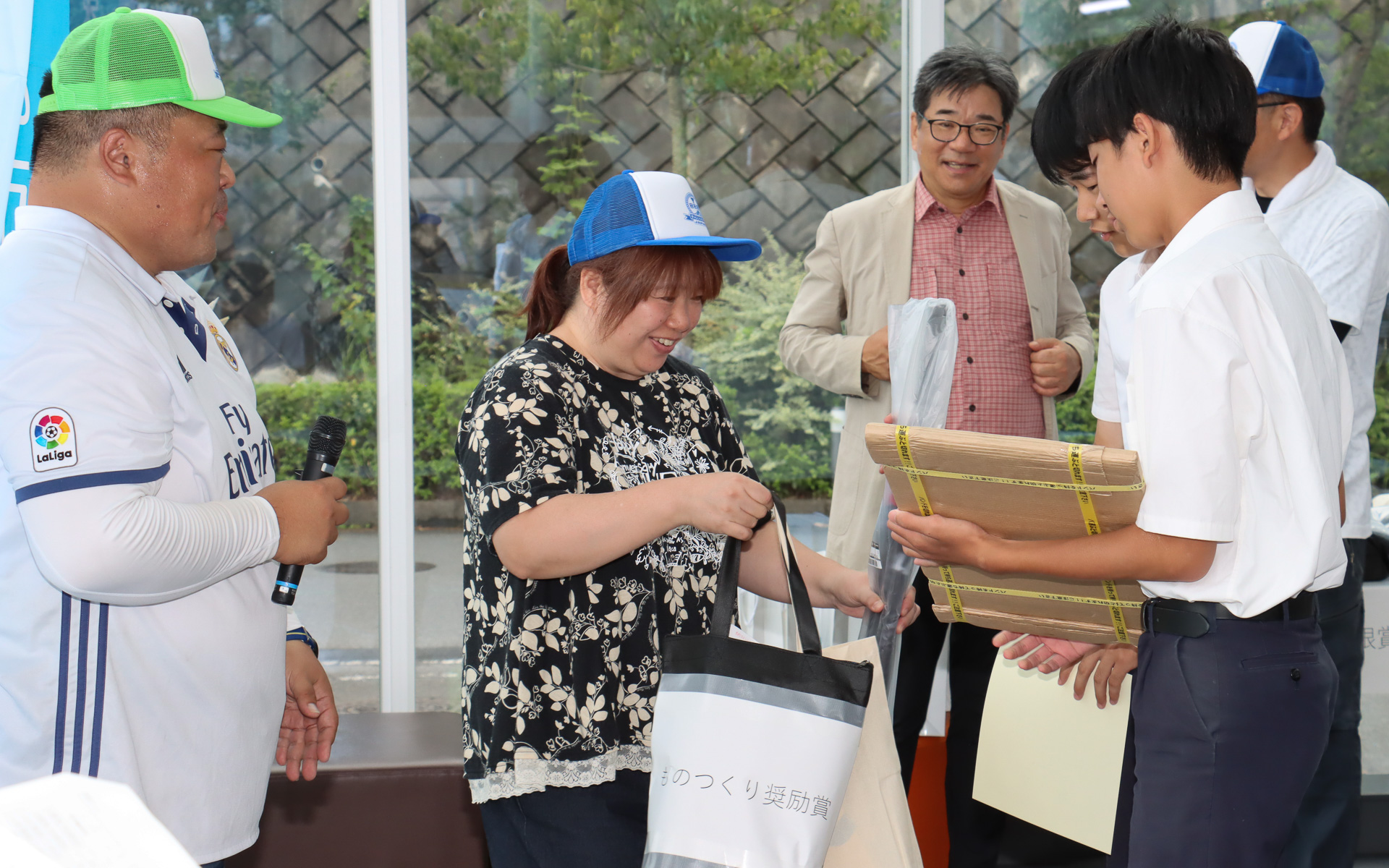 ものづくり奨励賞を獲得した「青山学院中等部 チームAGRT（ブルーカート）」。賞品として「来年のマシンで使ってほしい」と超ジュラルミンのプレートも贈られた