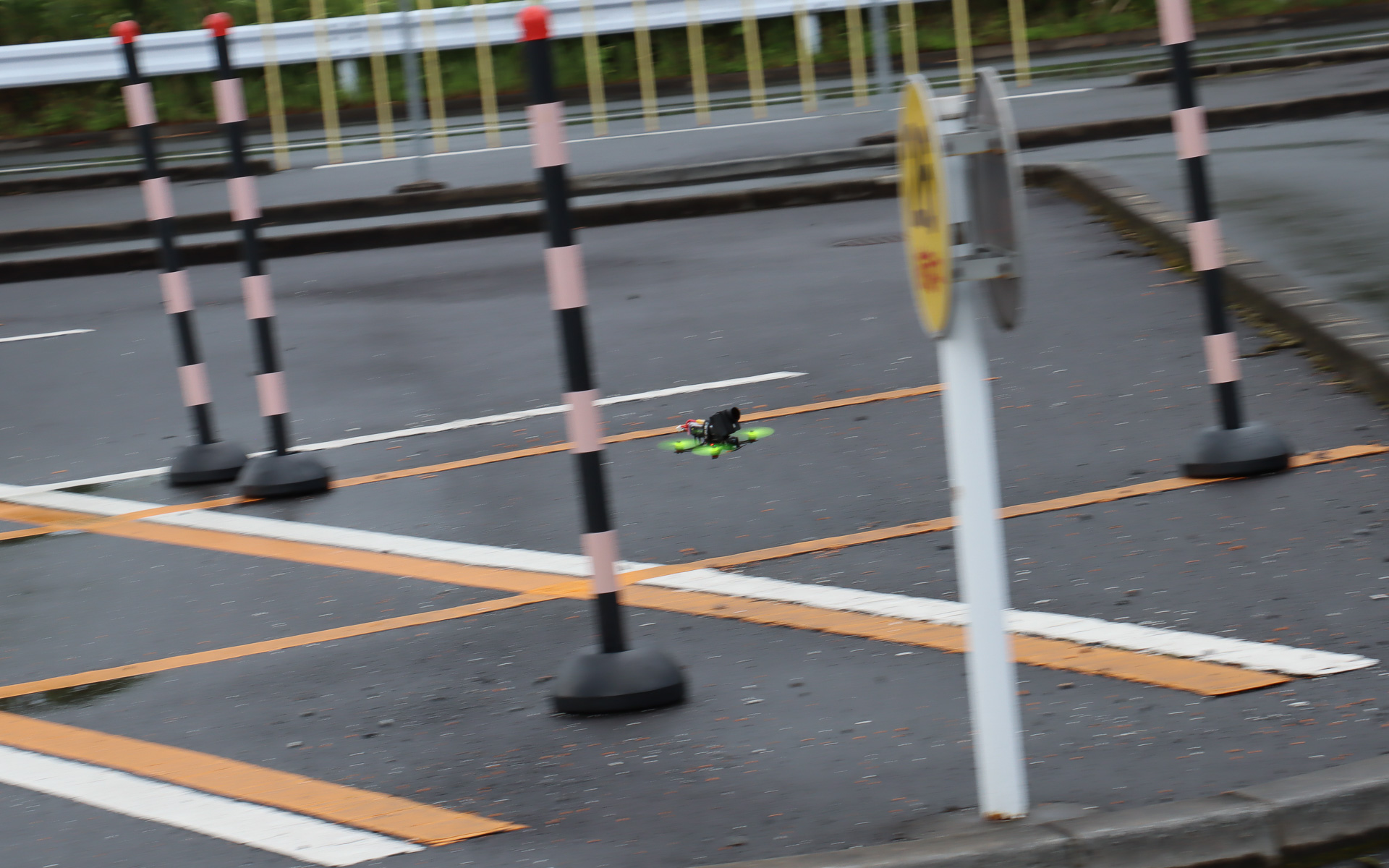 大会の公式動画を撮影するドローン。日産の生産現場でも利用され、サーモグラフィー映像でプレス機などの異常摩耗も検知可能となっており、大会当日もコースの各所を飛びまわっていた