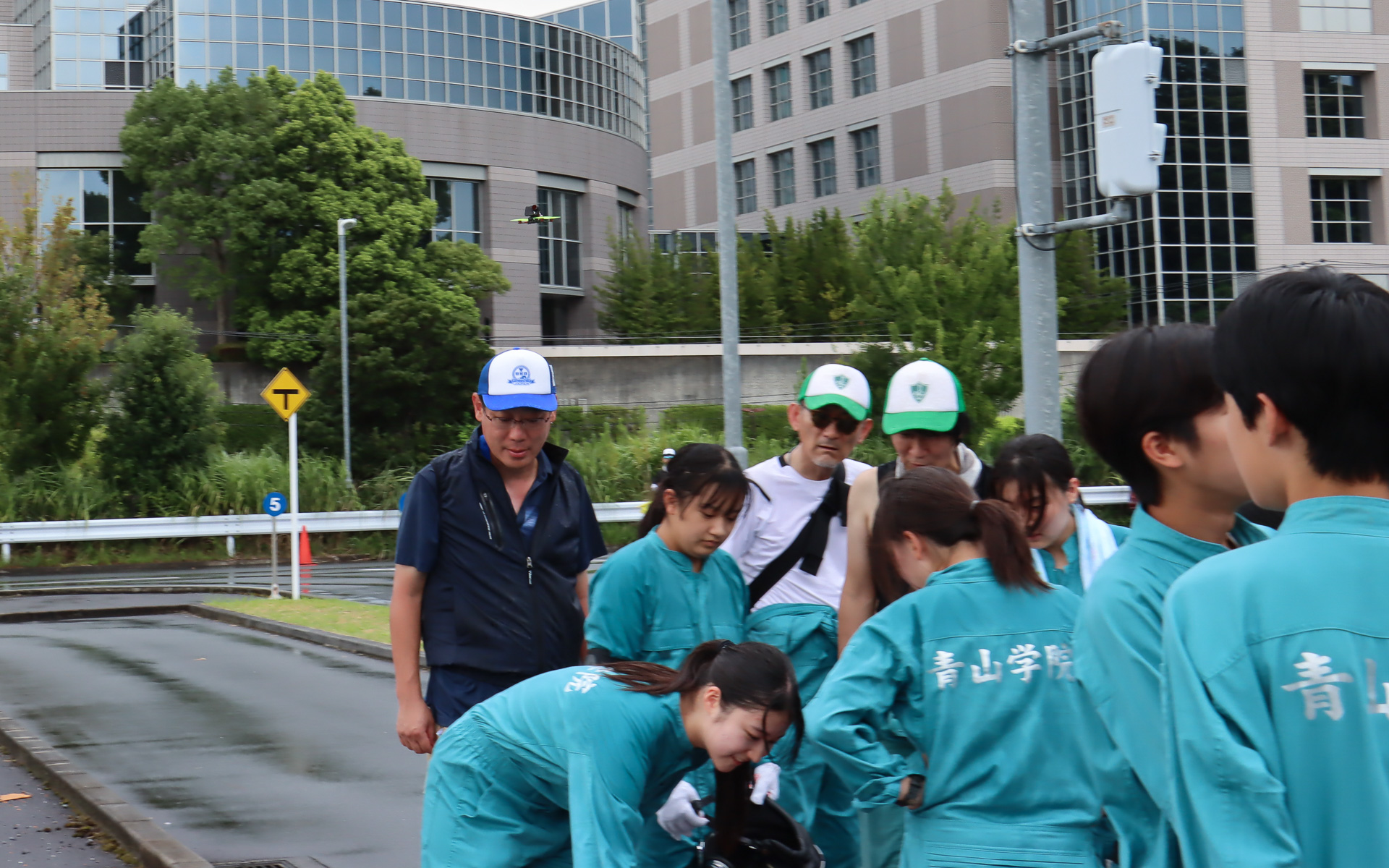 大会の公式動画を撮影するドローン。日産の生産現場でも利用され、サーモグラフィー映像でプレス機などの異常摩耗も検知可能となっており、大会当日もコースの各所を飛びまわっていた