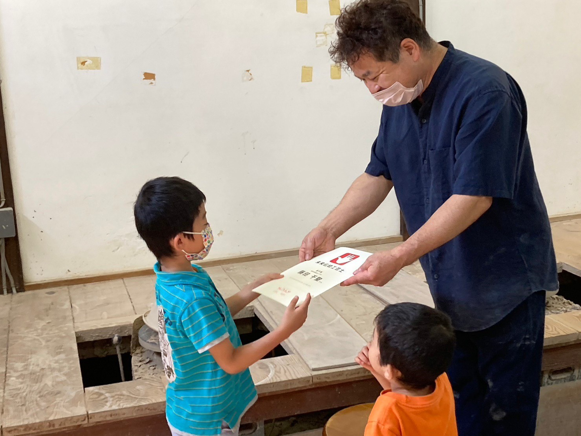 弟子入り体験した子供には、工房から「未来伝統工芸士」のオリジナル認定証が授与された