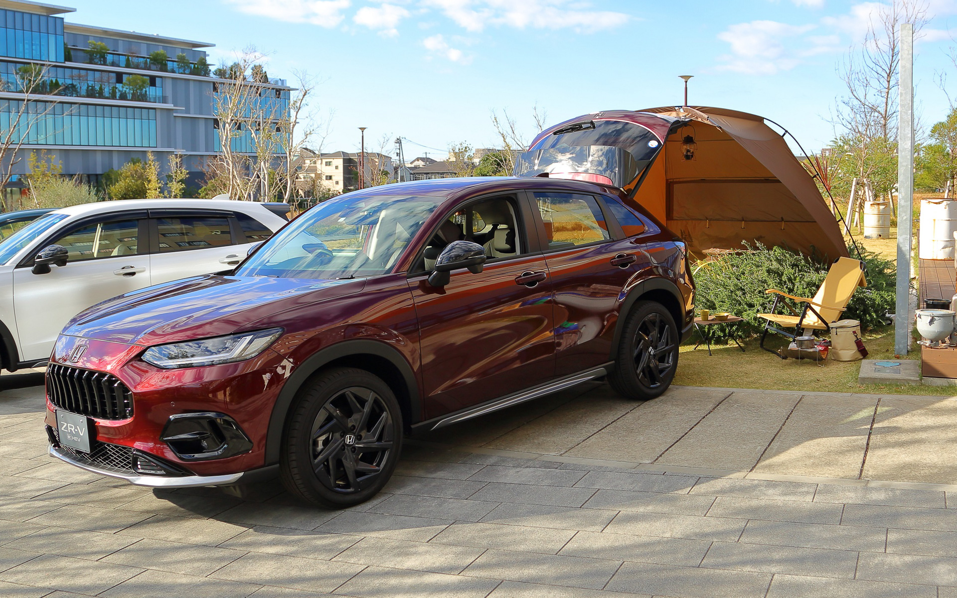 アウトドアアクティビティでの使い勝手のよさを実演するZR-V