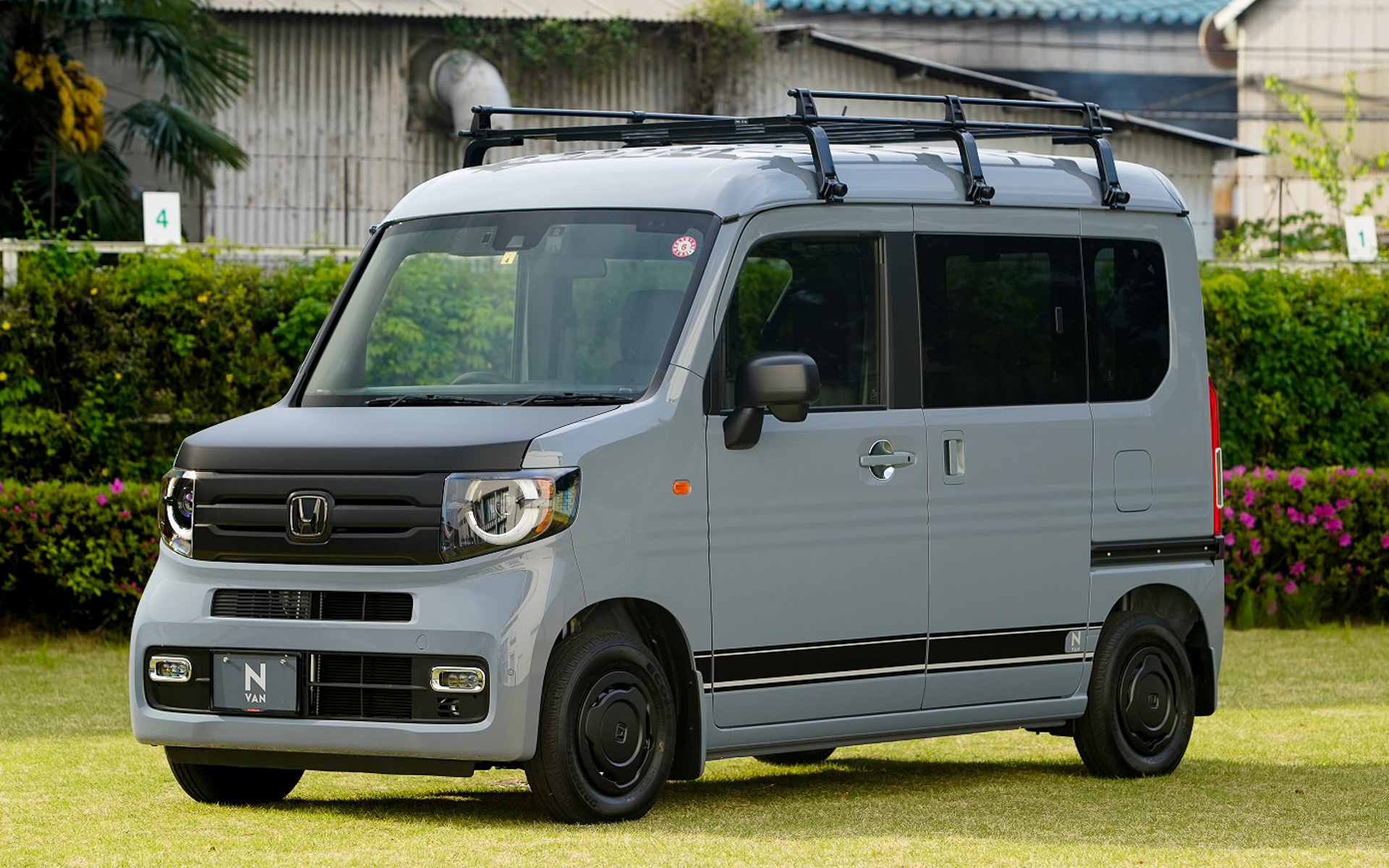 わんことの車中泊旅行にも便利なN-VAN