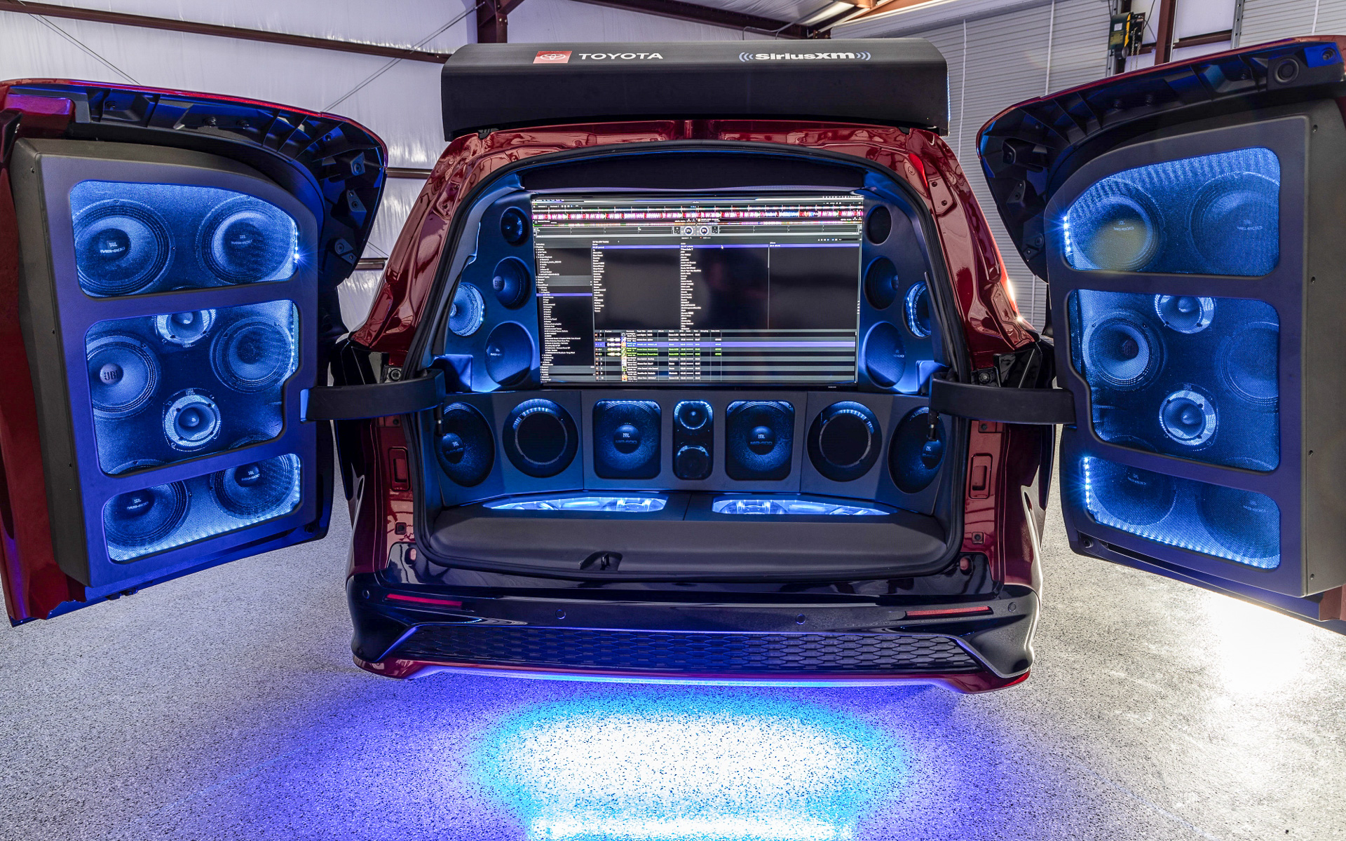 リアゲートは観音開きに変更。43インチモニターを搭載