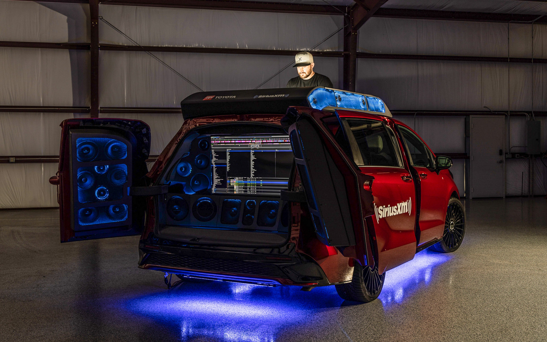 ルーフ中央はDJブースに改造