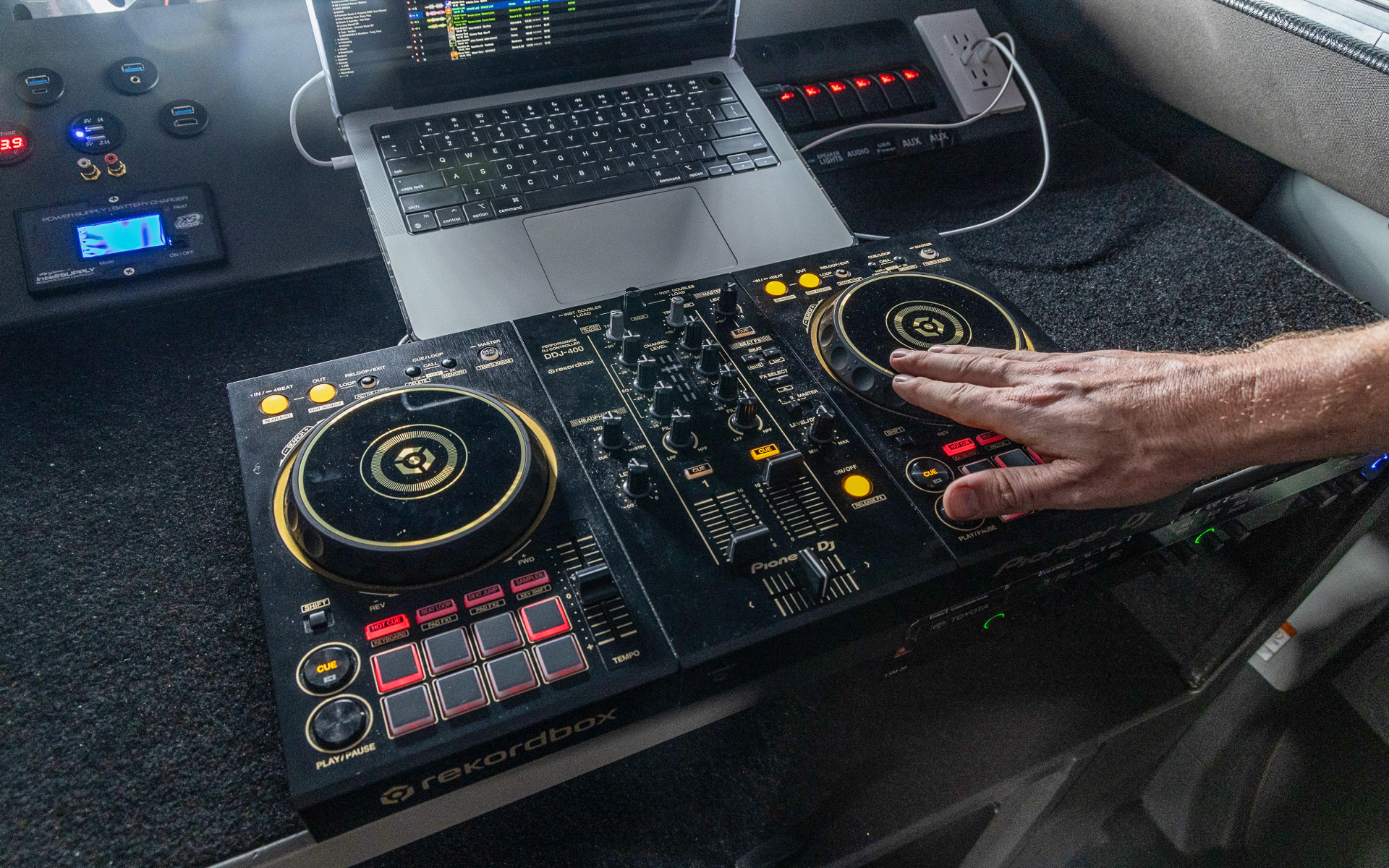 DJブースにはデュアル・デジタル・ターンテーブルを採用