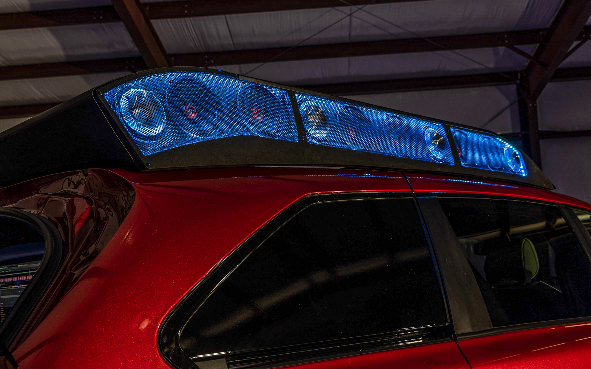 ルーフのサイドにもスピーカーを多数内蔵