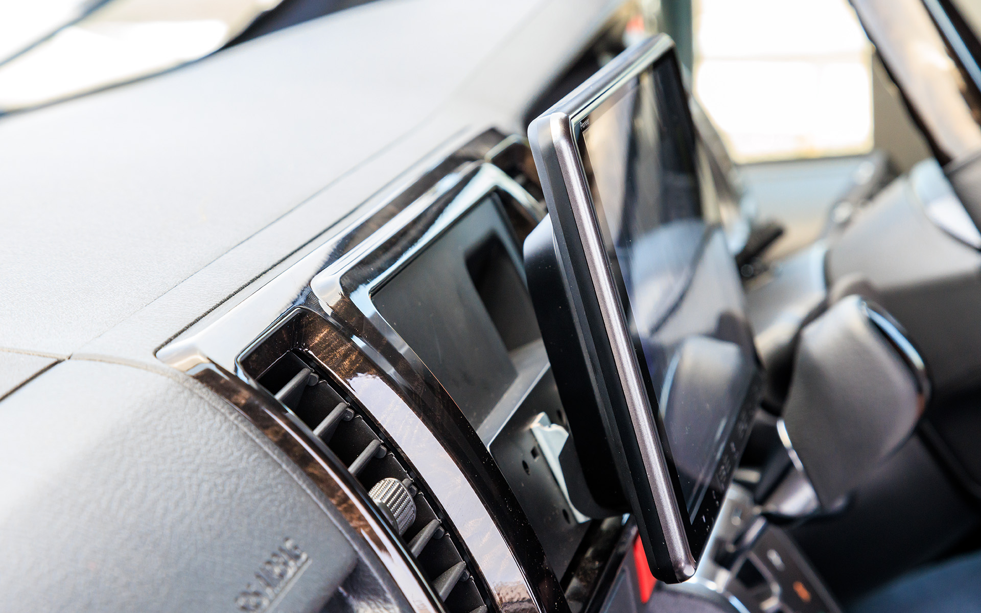 ディスプレイ部はインパネからこれだけ離れる。角度は手動で調整可能