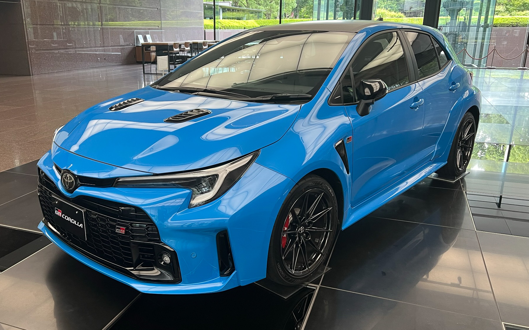 トヨタ東京本社に展示されていた特別色のシアンメタリック