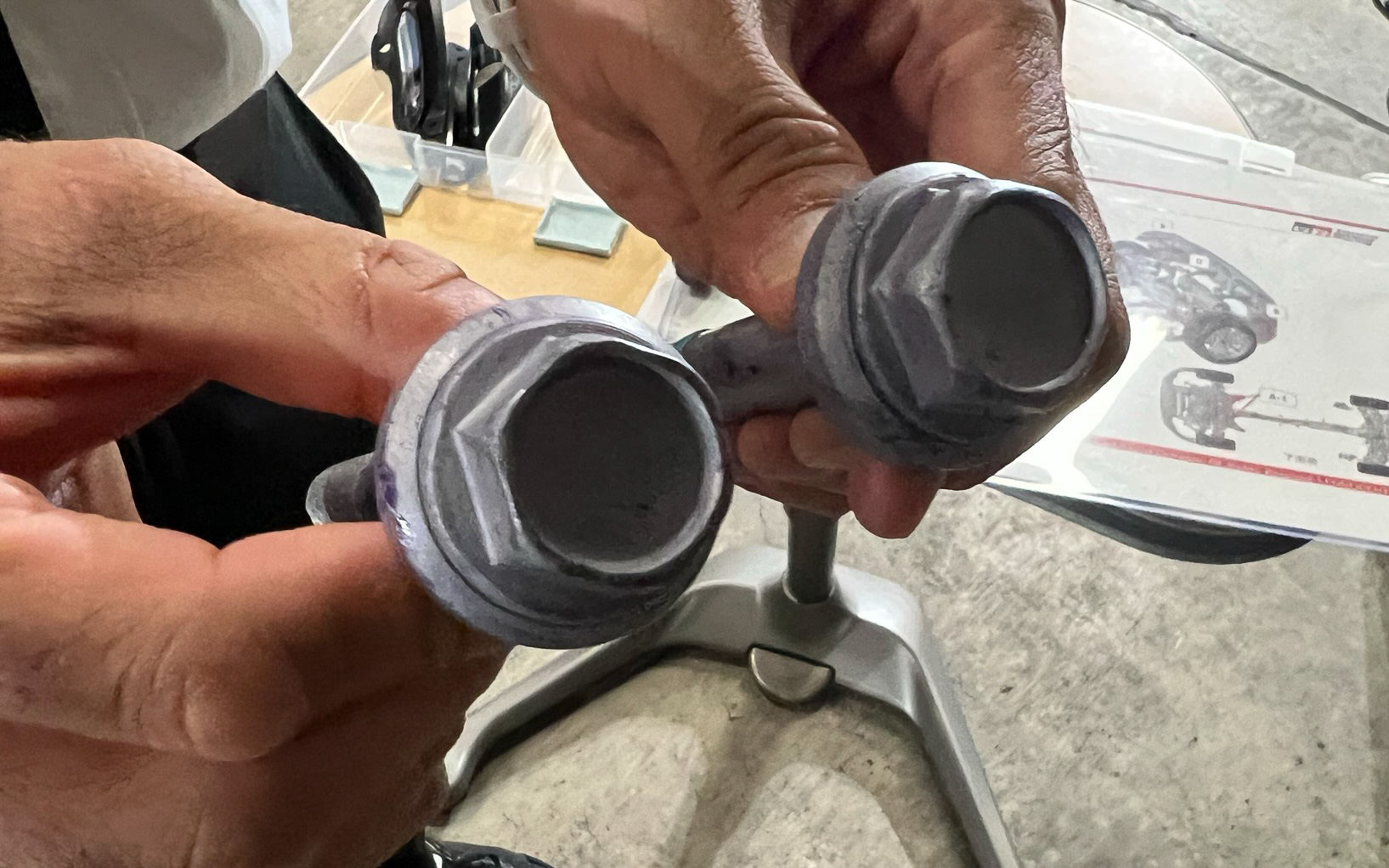 こちらはリアのボルト。左が現行、右が一部改良、一見しただけでは分からない