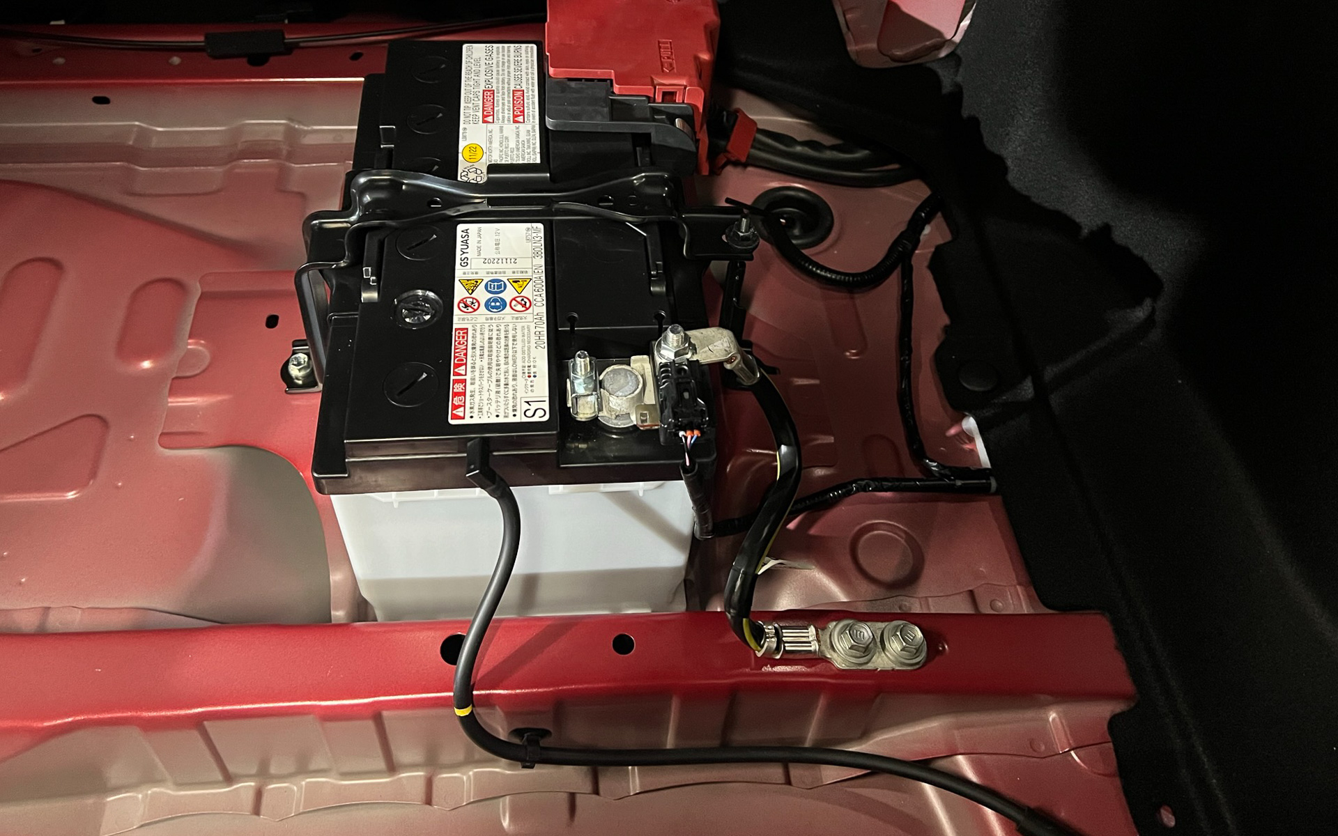 右下のようにダブルボルトでアースが行なわれている