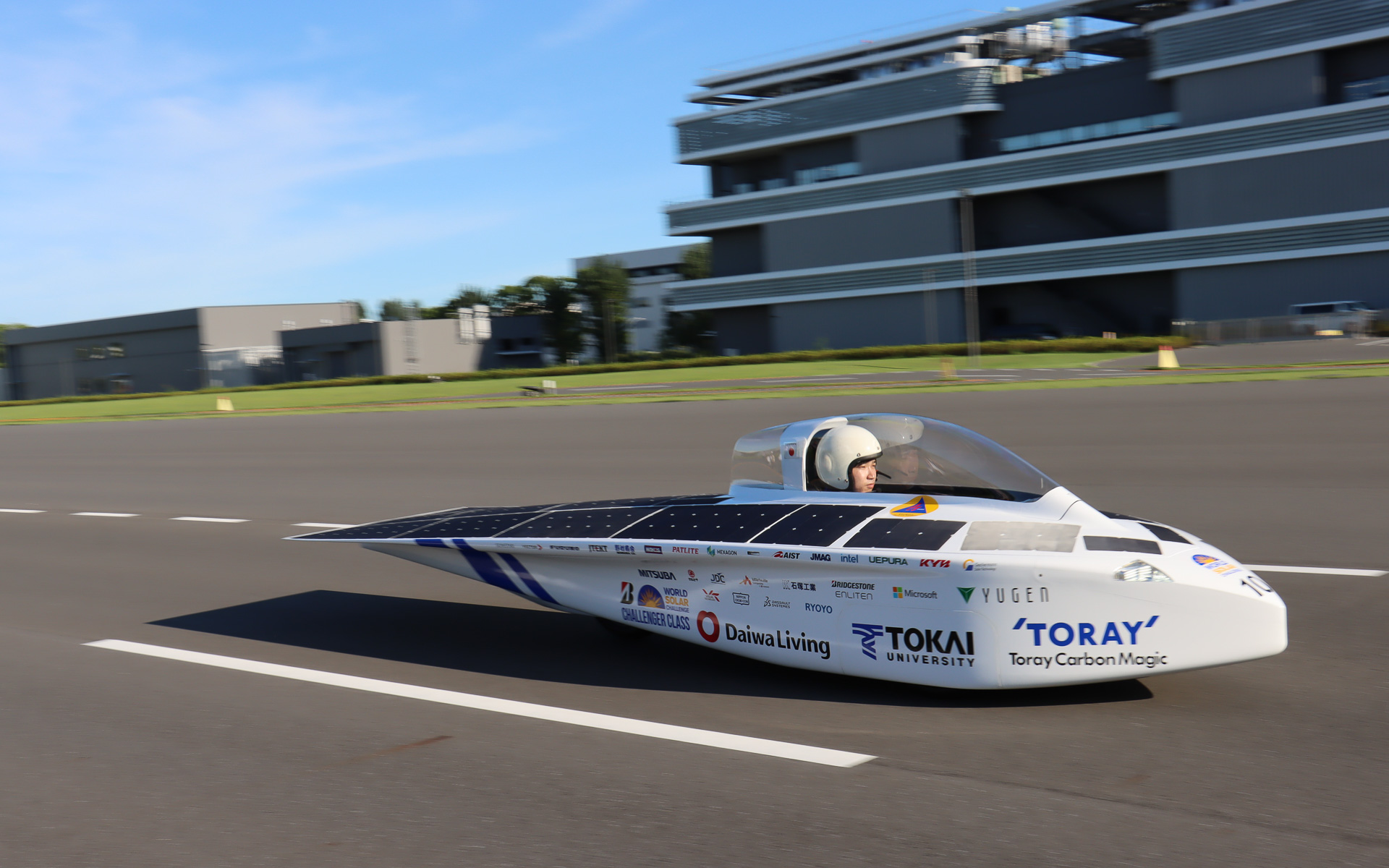 東京都小平市にある「ブリヂストン イノベーション パーク」内のテストコースを試走する新型「Tokai challenger」