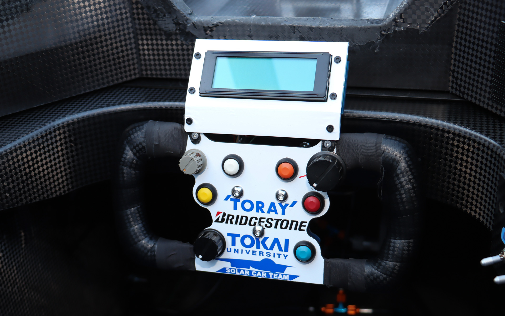 デジタルメーターはステアリングに固定されている