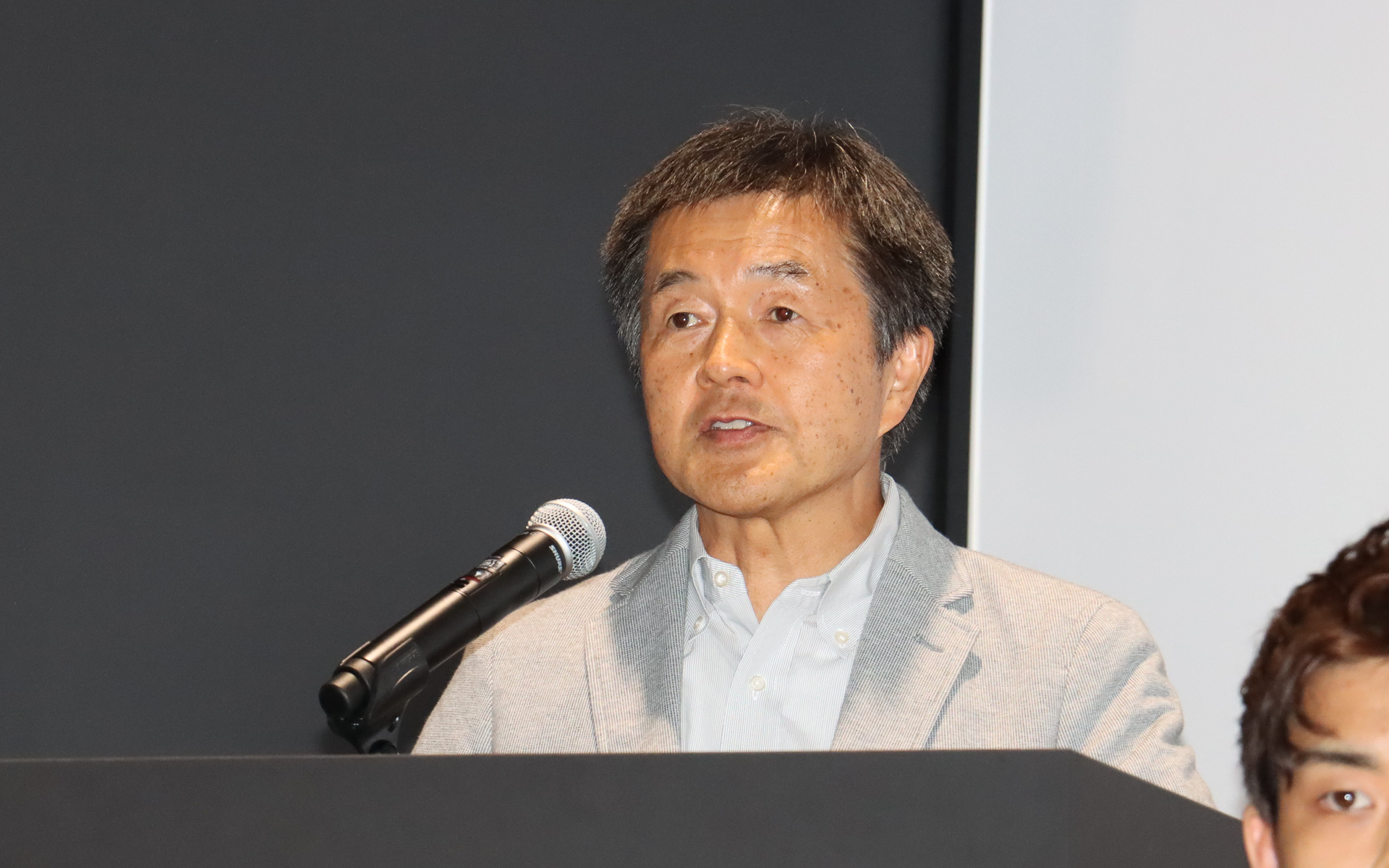 新型Tokai challengerで採用した複合材料について解説する奥氏