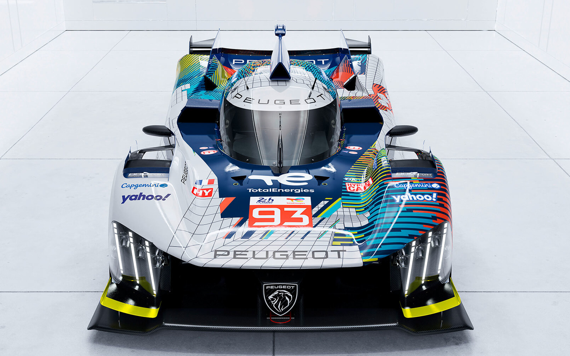 WEC富士6時間レースに参戦するプジョーのハイパーカー「9X8」が展示される