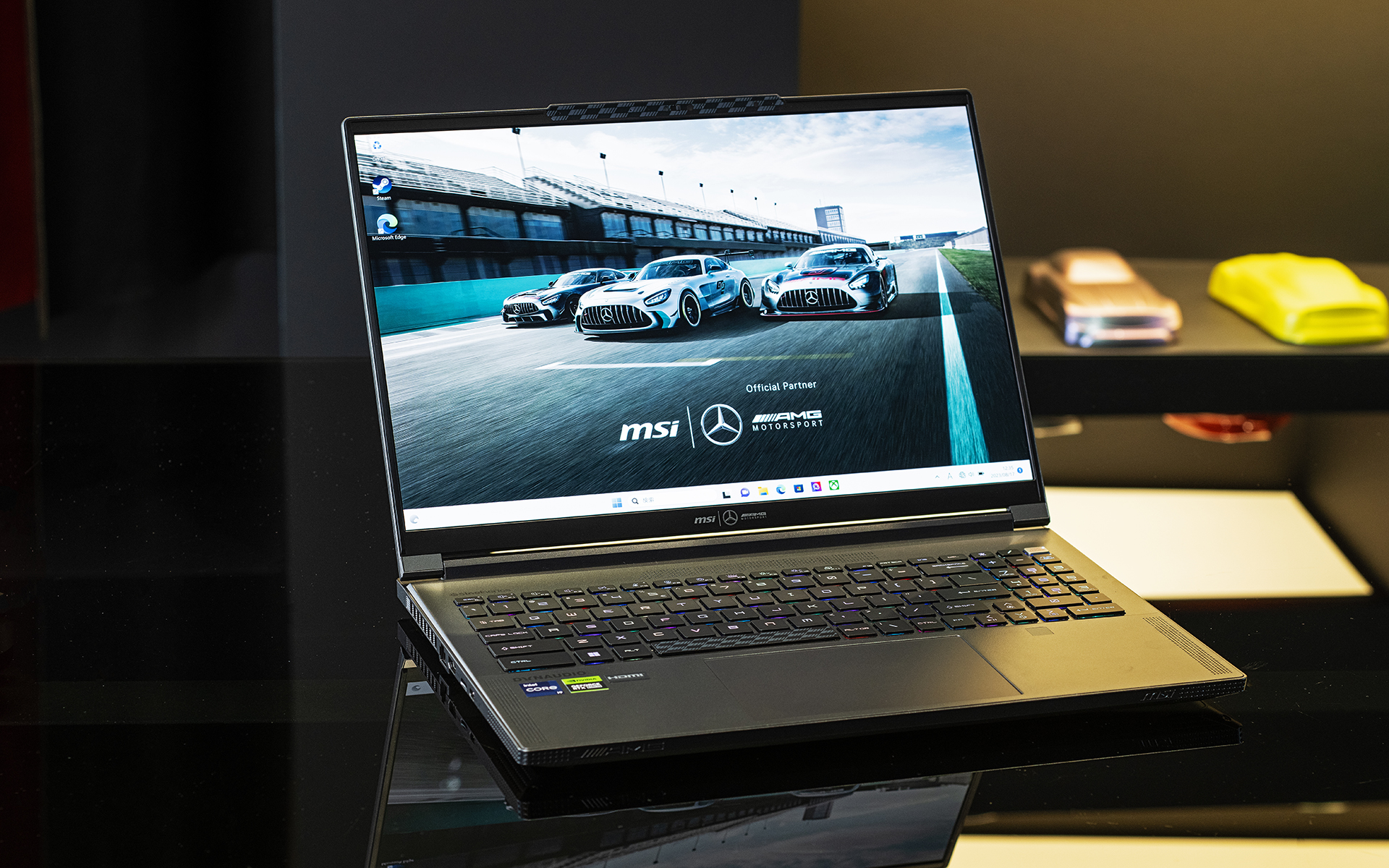 MSIの最新ゲーミングノートPC「Stealth 16 Mercedes-AMG Motorsport A13V」シリーズ。ラインアップは3グレードあり、写真はハイスペック仕様の「Stealth-16-MercedesAMG-A13VG-063JP」で、価格は39万円前後