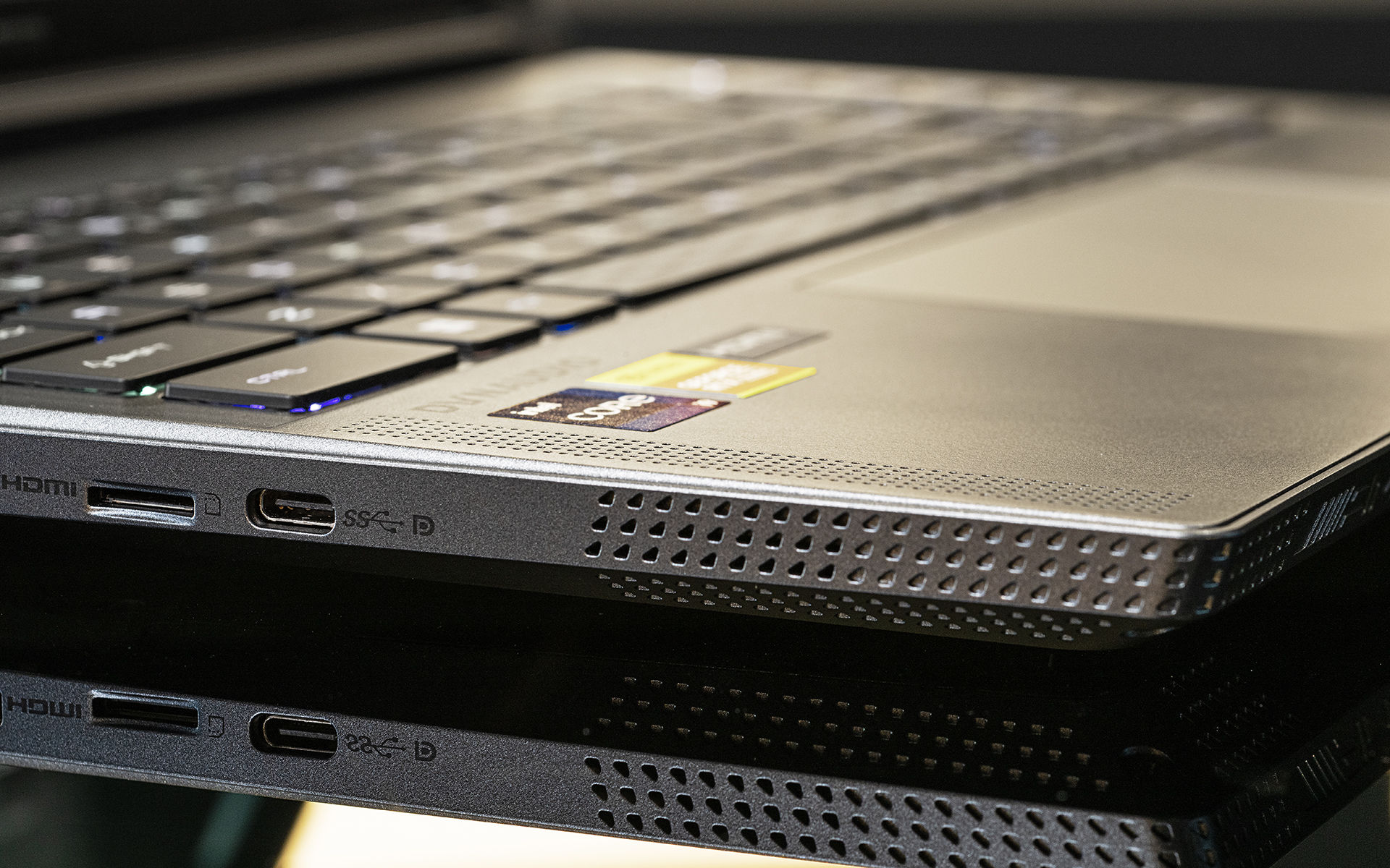 PCゲームはサウンドも作り込まれたタイトルが多いので、ゲーミングノートPCにはスピーカーの性能が高いことが求められる。そこで本機では高級オーディオメーカー「DYNAUDIO」と共同開発した高音質2スピーカー＋4ウーファーを装備している