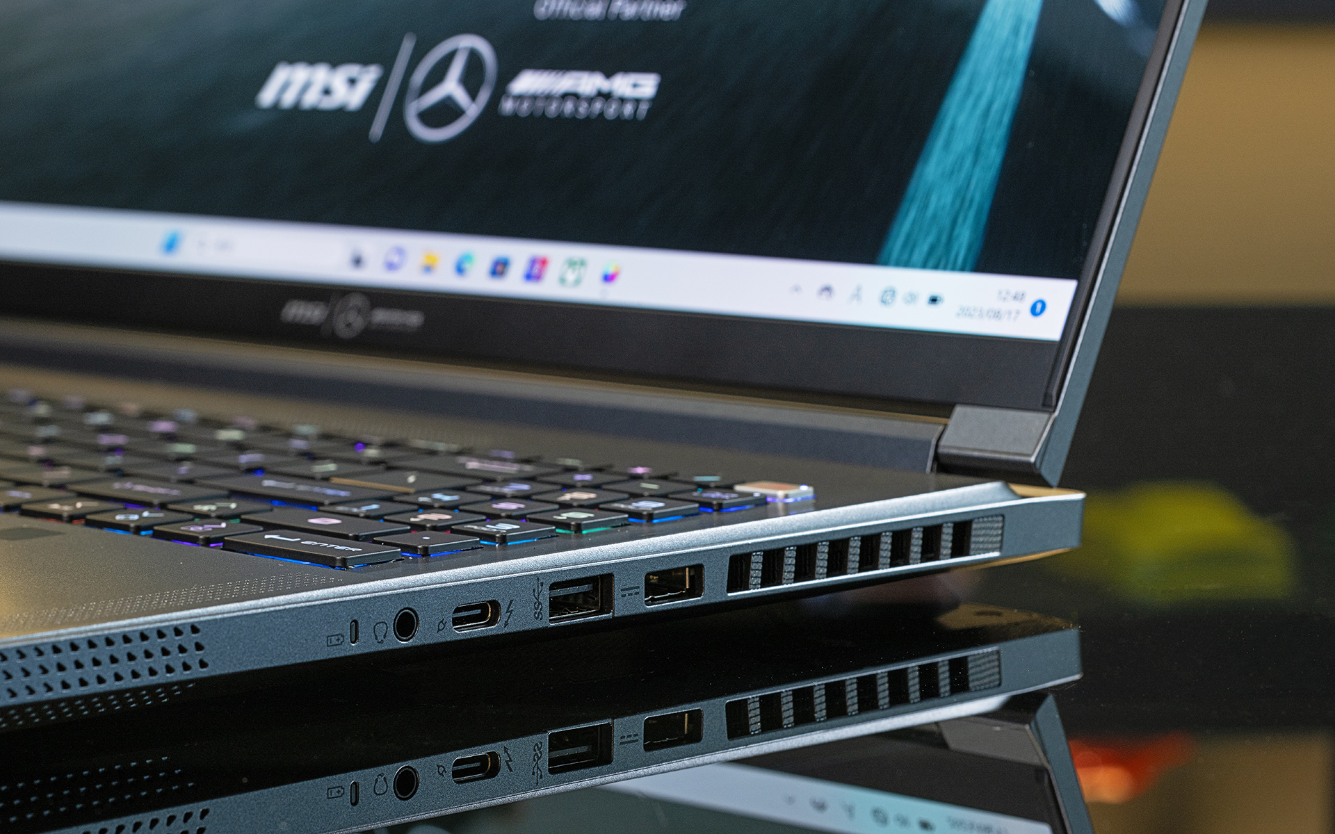 両サイドにある大きなスリットが排熱用。ノートPCでこれだけ面積を取った排熱口があることは機械的にカッコよく感じる。ハイスペックがにじみ出ている部分だ