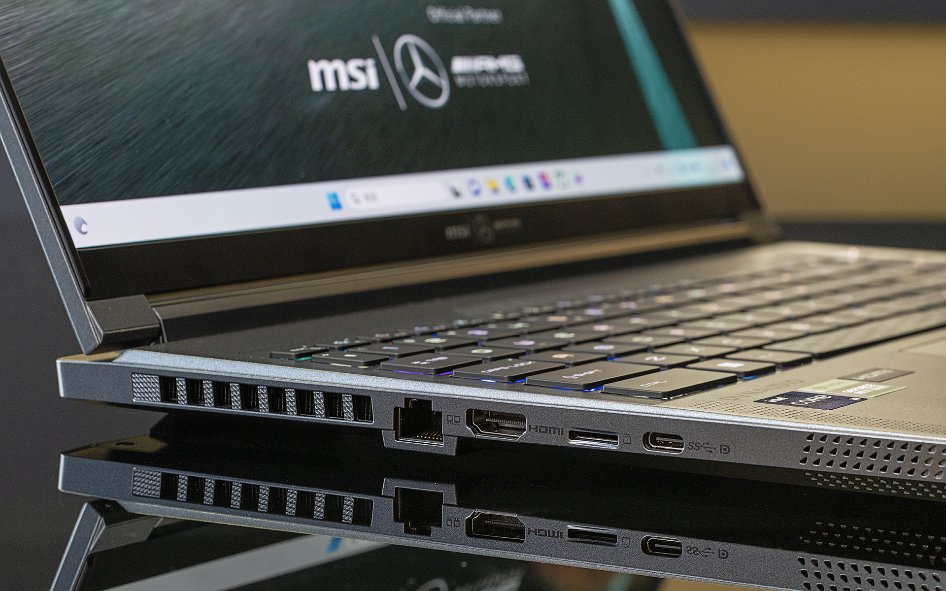 レーシングカーイメージの排熱口に目が行くが、さらによく見るとキーボード操作をしやすくするためわずかな傾斜が付いている。こうしたスペックには載らないけど機能に大きく貢献する工夫があるのも見逃せないポイント