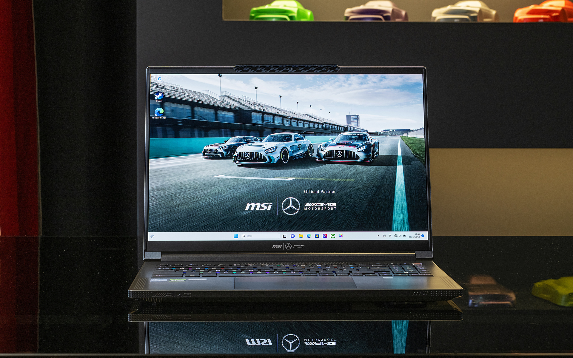 動きもグラフィックスも家庭用ゲーム機を凌駕するPCゲームをあますことなく体験するために採用された3840×2400ピクセルの4K＋超高解像度、DCI-P3規格相当の広色域を持った有機ELディスプレイ（DisplayHRD 600 TrueBlackに対応）