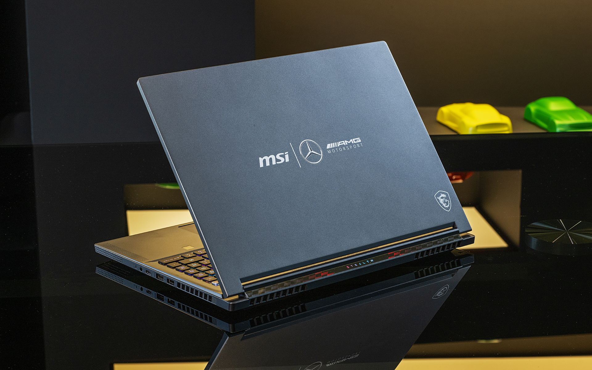 Stealth 16 Mercedes-AMG Motorsport A13Vの筐体の素材は、レーシングカー作りでも使用される軽くて強度の高いマグネシウム合金。カラーはメルセデスAMGの実車にも使われるセレナイトグレーで、MSIとAMGのロゴが入っている