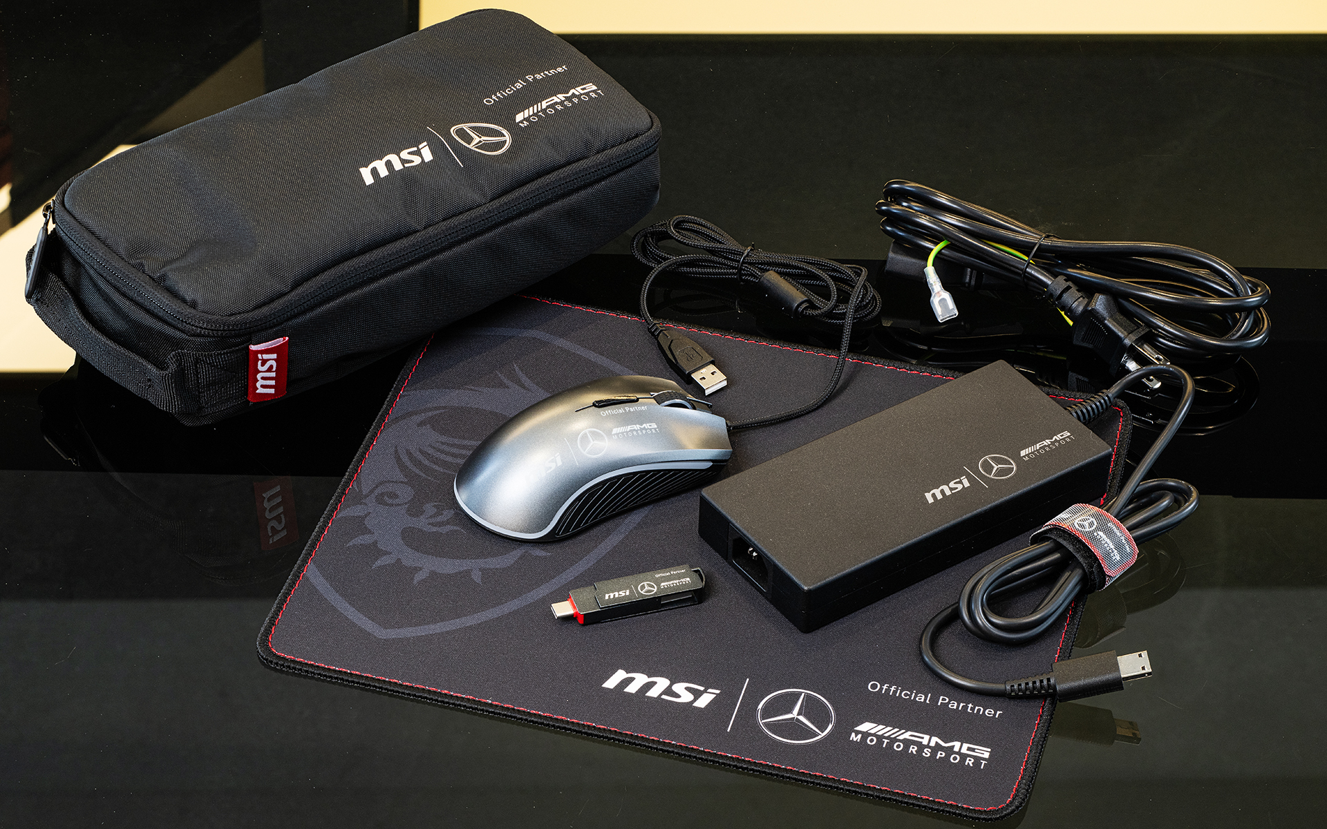 こだわっているのは本体だけではない。付属品も専用のものが用意されている