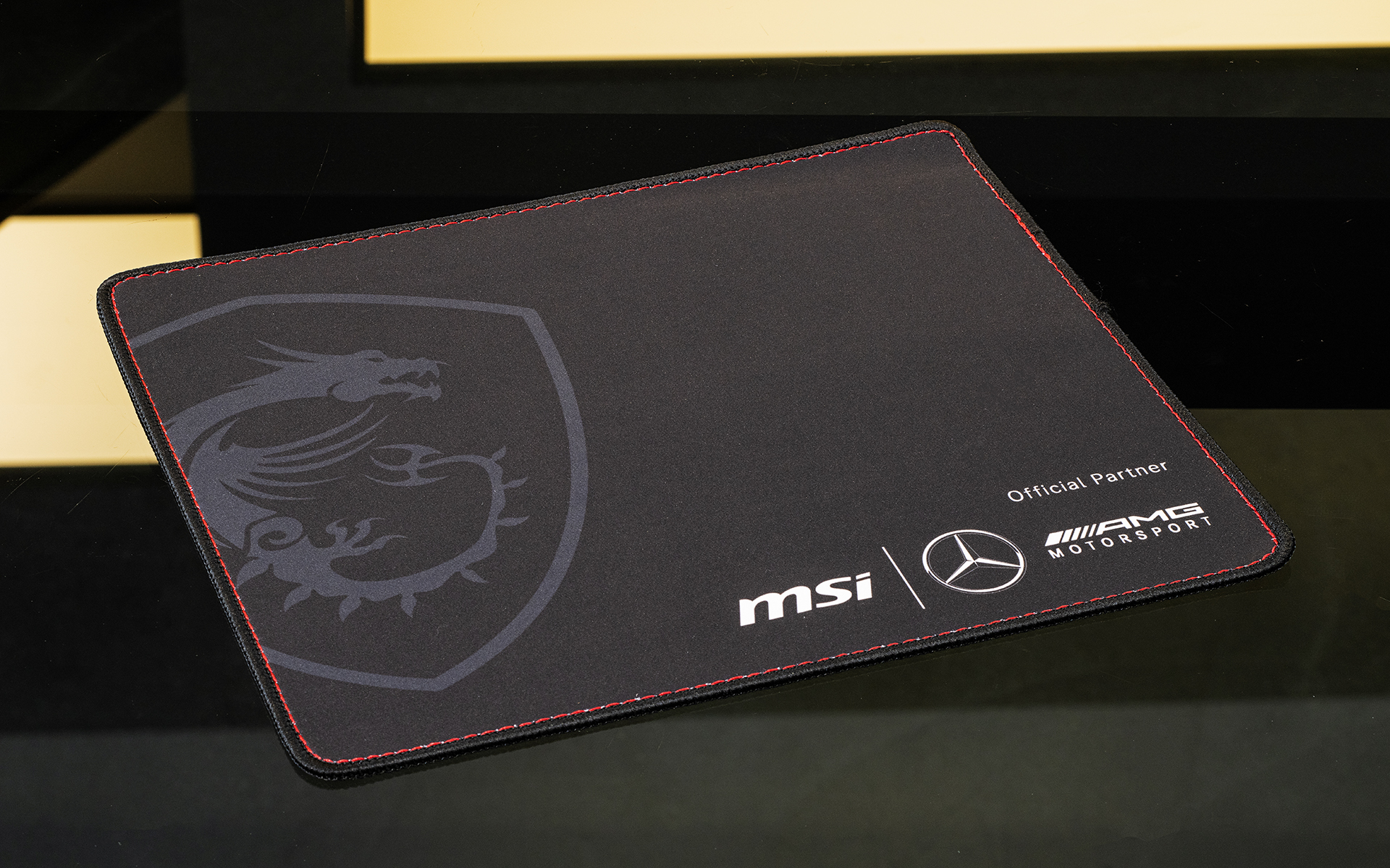 コラボレーションのロゴが入ったマウスパッド