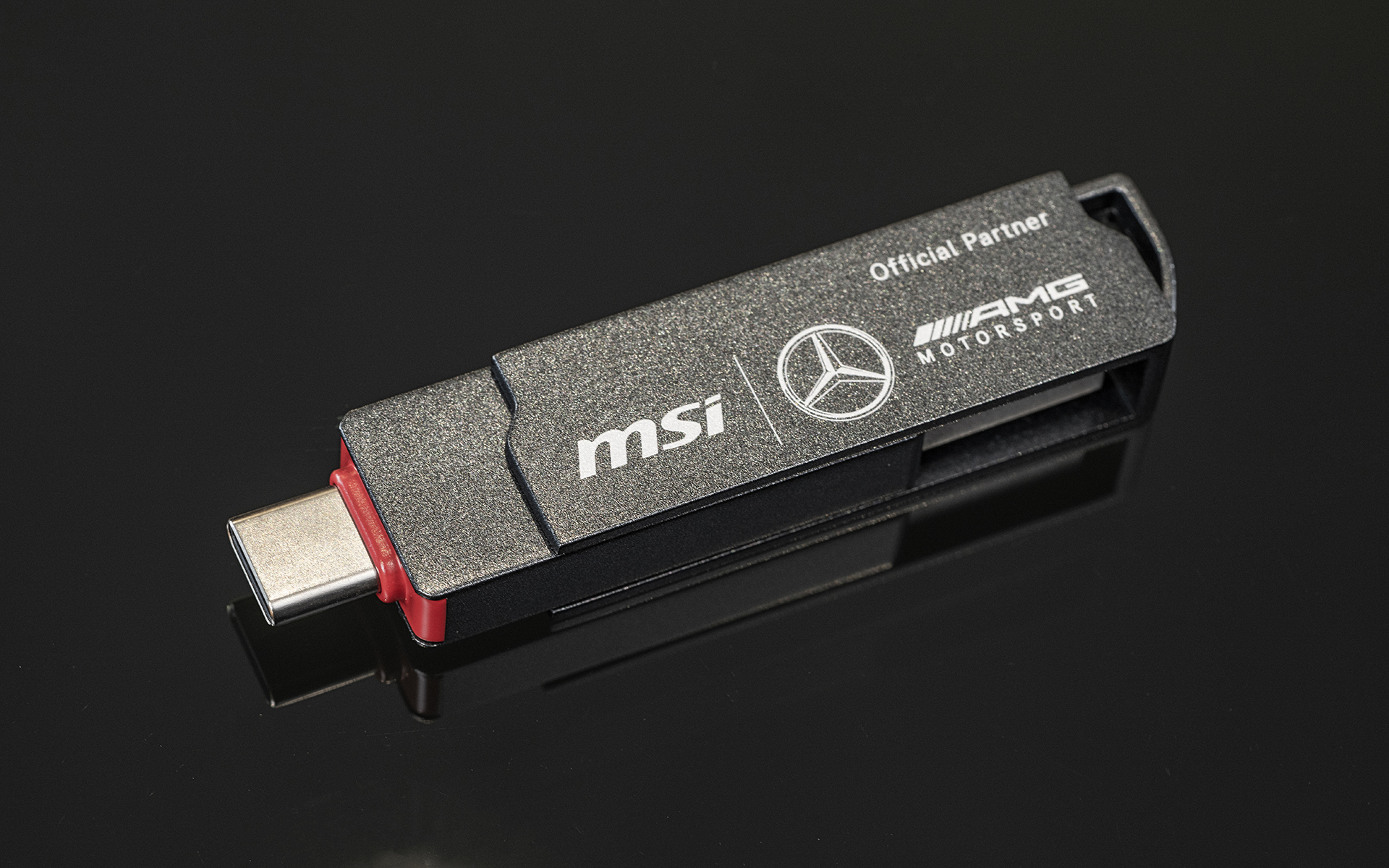 128GBのUSBメモリ。これももちろんコラボレーションロゴ入り