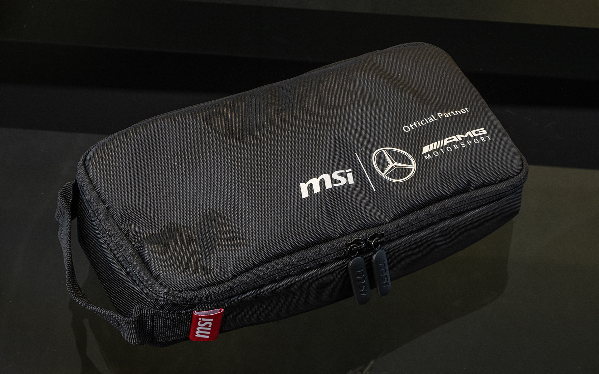 付属のポーチも専用品