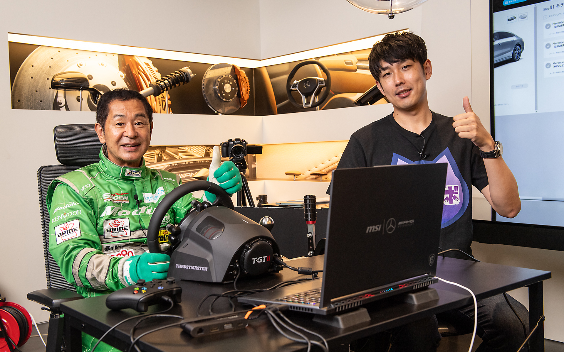ドリキン土屋圭市氏（左）がメルセデスとコラボレーションしたハイスペックゲーミングノートPCを体感
