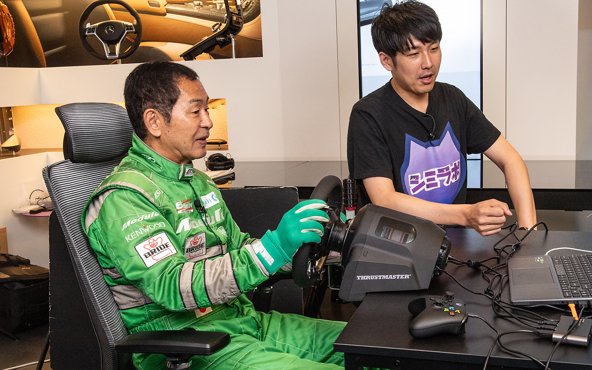 レーシングスーツに着替えた土屋氏、ハンドルコントローラーに慣れていないと言いつつ、コースをクリアする。ゲーム中はとにかくディスプレイに表示される映像がきれいなことに感心していた