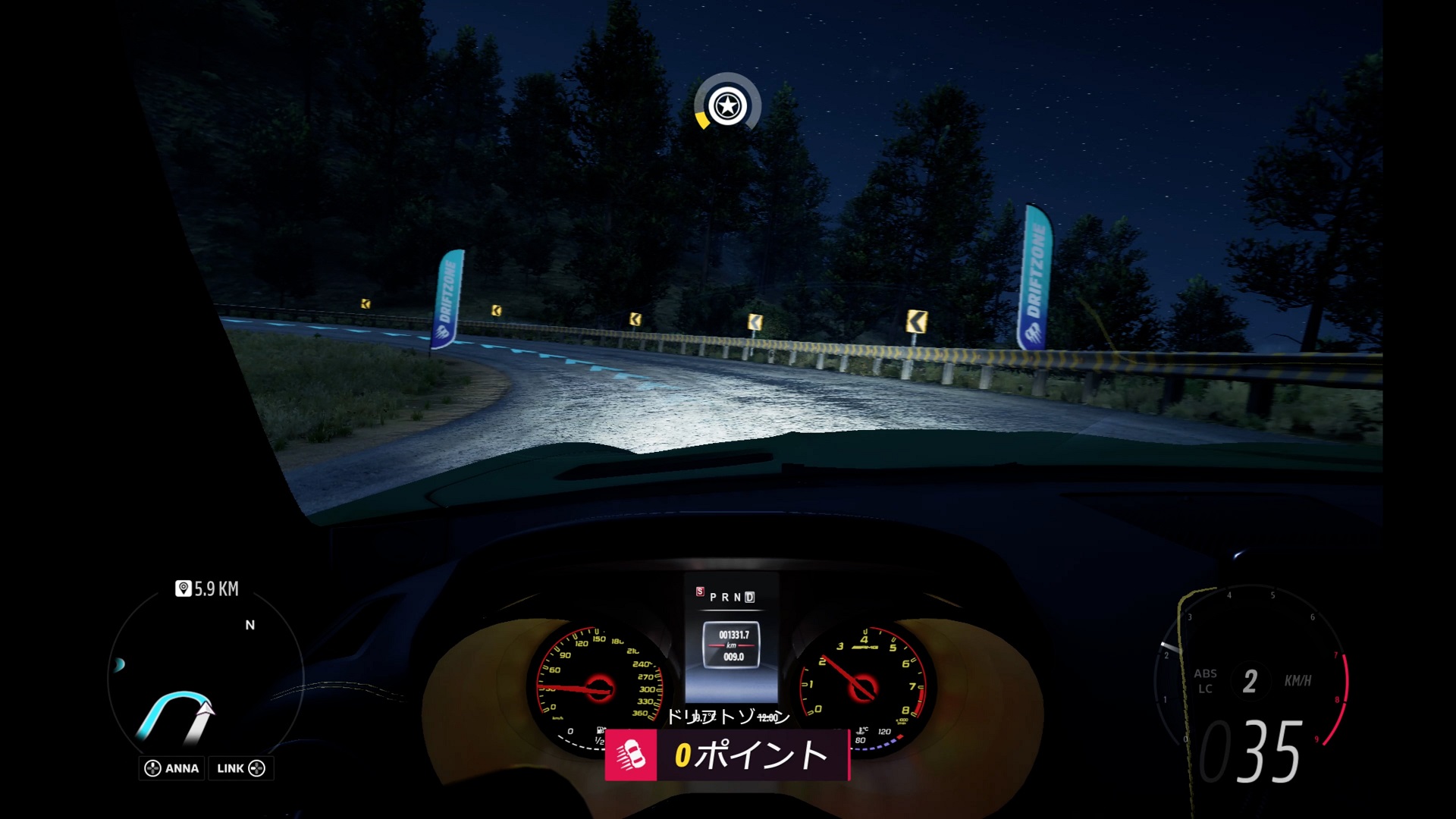 Microsoftの「Forza Horizon 5」。レース場だけにとどまらず、広大なフィールドを駆け巡る“オープンワールドレーシングゲーム”の金字塔。最新技術を用いた美麗なグラフィックスで多数の実車が描かれる。今回はドリキンがメルセデスAMG GT Rで夜の峠を走る！