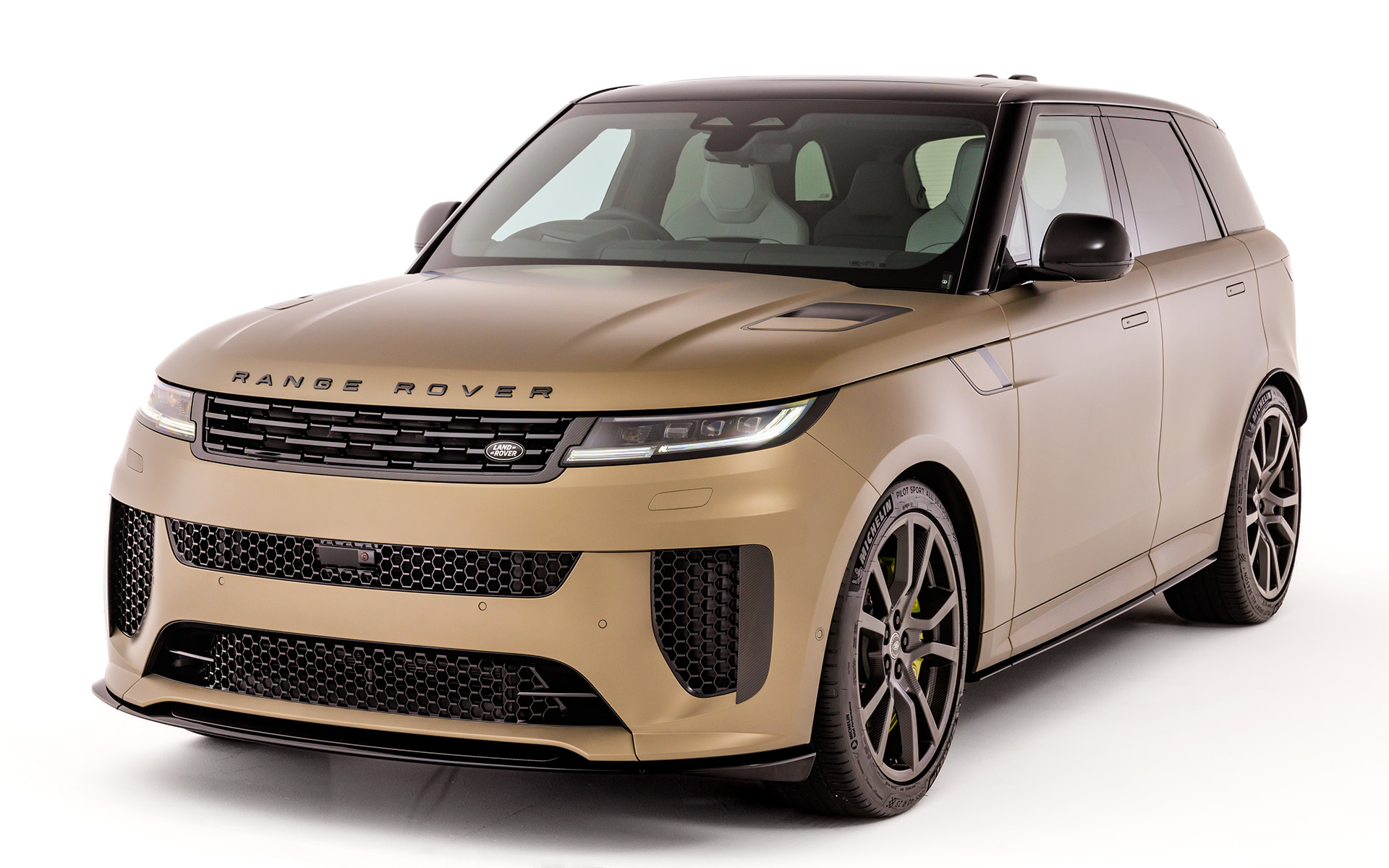 ボディサイズは4970×2047（ミラー収納時）×1814（全長×全幅×全高）mm、ホイールベース2998mm。フロントオーバーハングは897mm、リアオーバーハングは1075mm