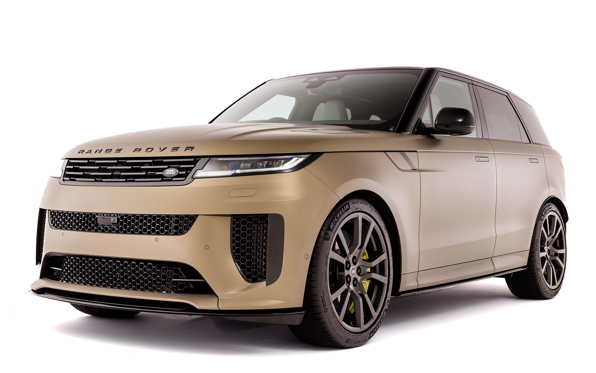 ボディサイズは4970×2047（ミラー収納時）×1814（全長×全幅×全高）mm、ホイールベース2998mm。フロントオーバーハングは897mm、リアオーバーハングは1075mm