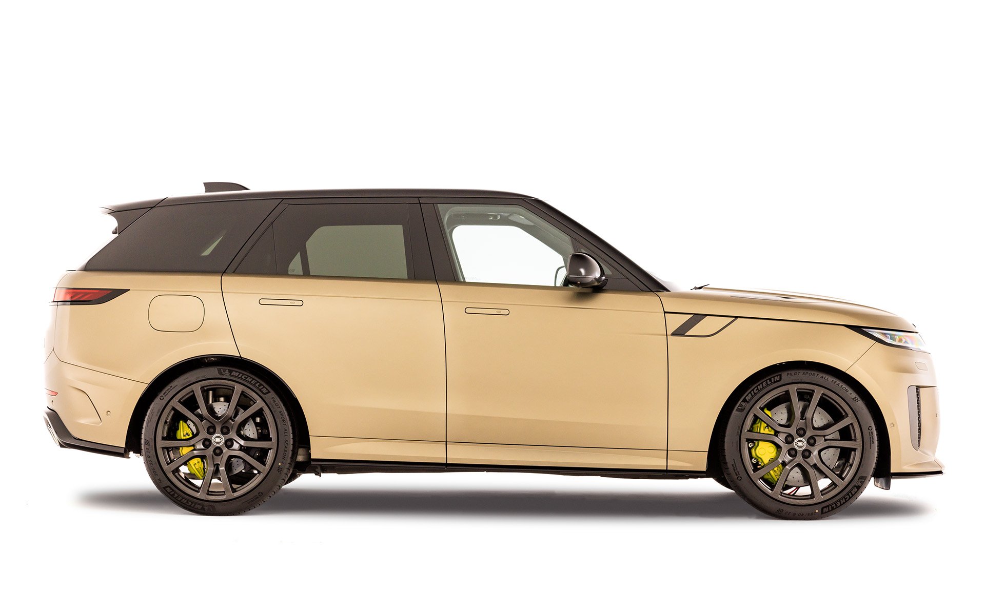 ボディサイズは4970×2047（ミラー収納時）×1814（全長×全幅×全高）mm、ホイールベース2998mm。フロントオーバーハングは897mm、リアオーバーハングは1075mm