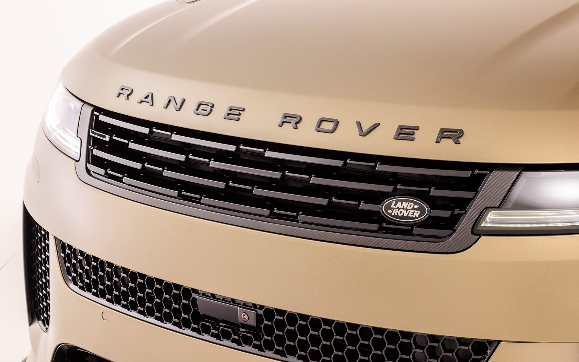 フロントグリル周囲もカーボンをあしらう