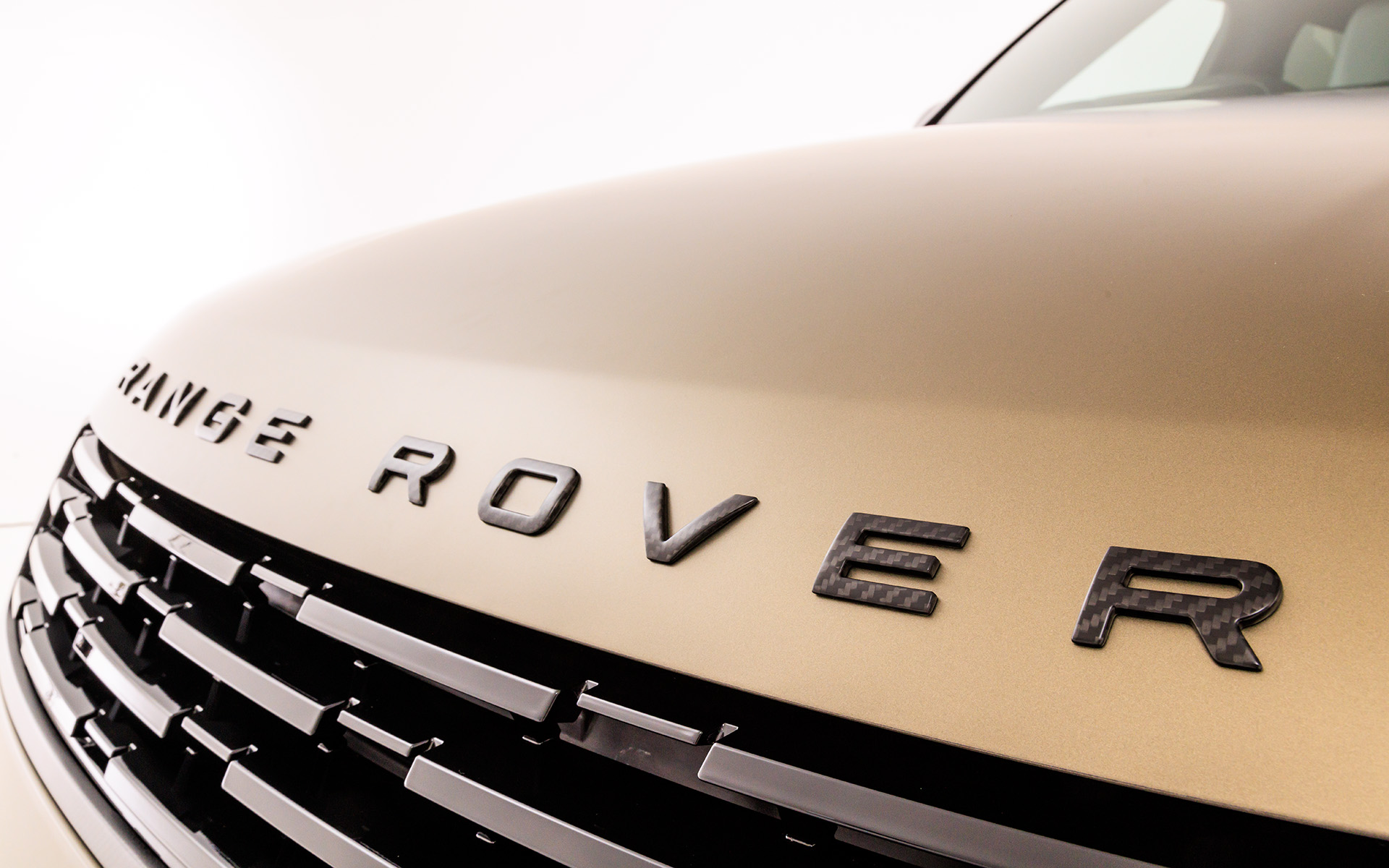 ボンネット先端のロゴまでカーボンファイバー製